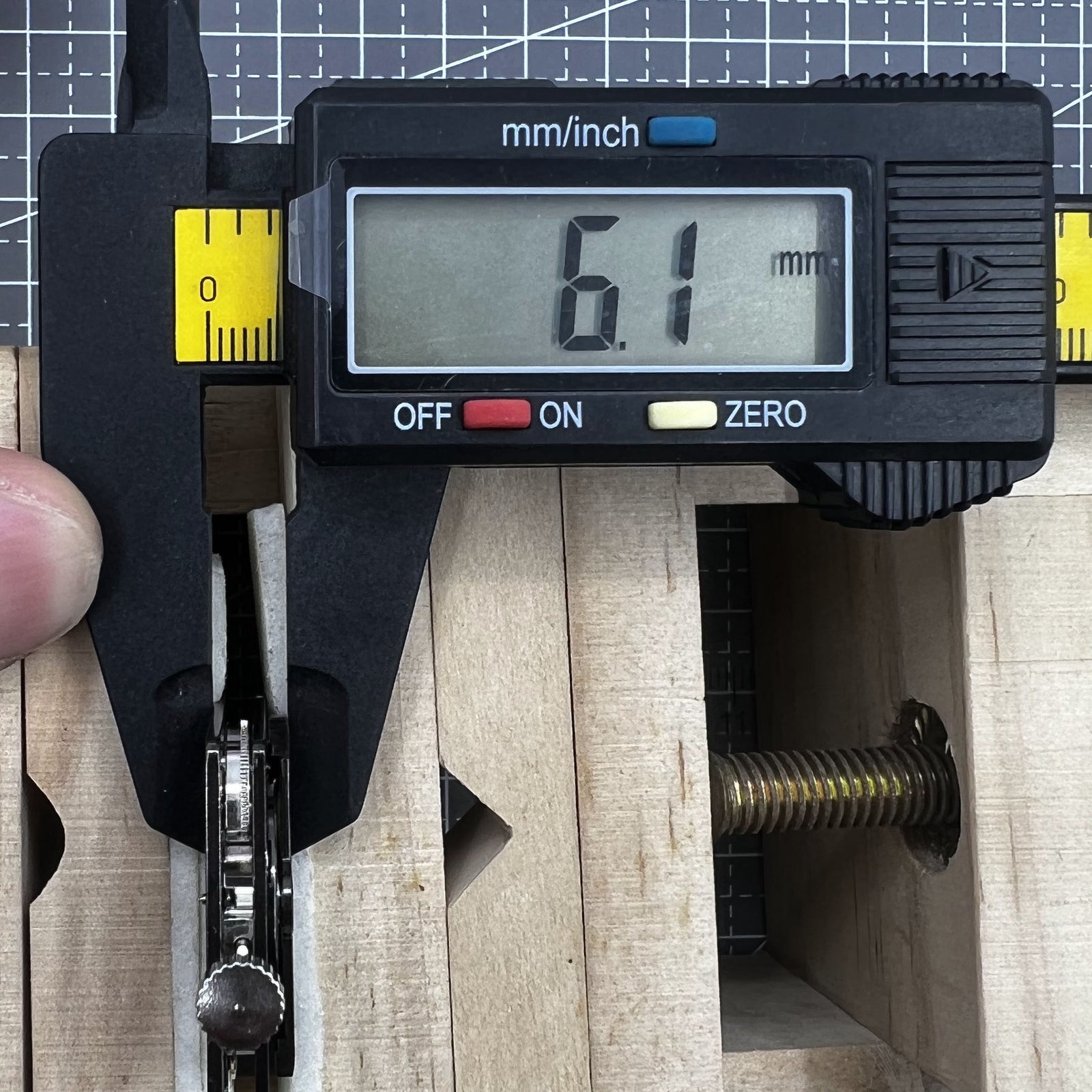 Schwarzes HZ1B01D automatisches mechanisches Uhrwerk mit Hohlquadraten, ideal f�r Uhrenreparatur.