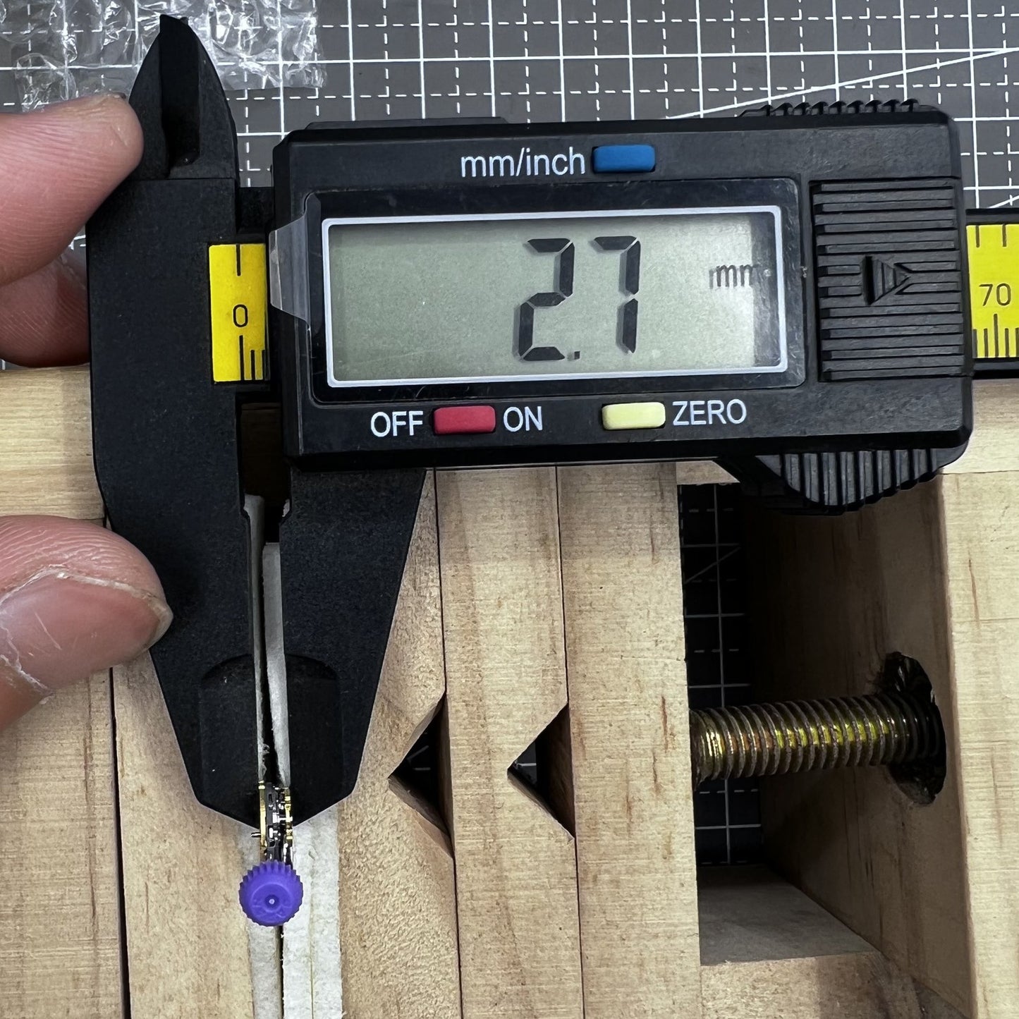 Miyota 4S20 Quarzuhrwerk aus Japan, pr�zises Uhrwerk f�r langlebige Zeitmesser.