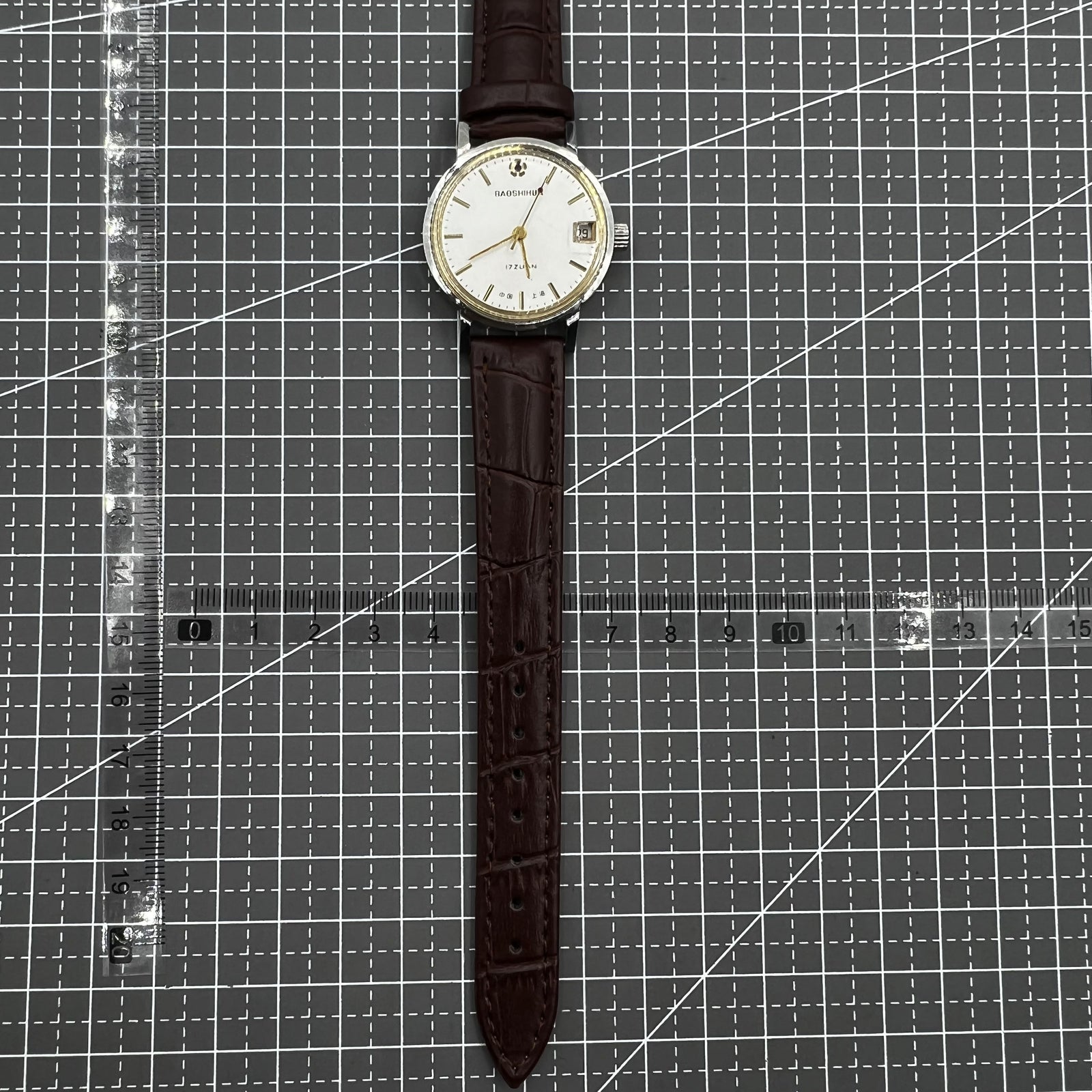Shanghai Mechanische Herrenarmbanduhr 33mm mit Kalender, 17 Steine, sto�fest, klassische Uhr von Shanghai.