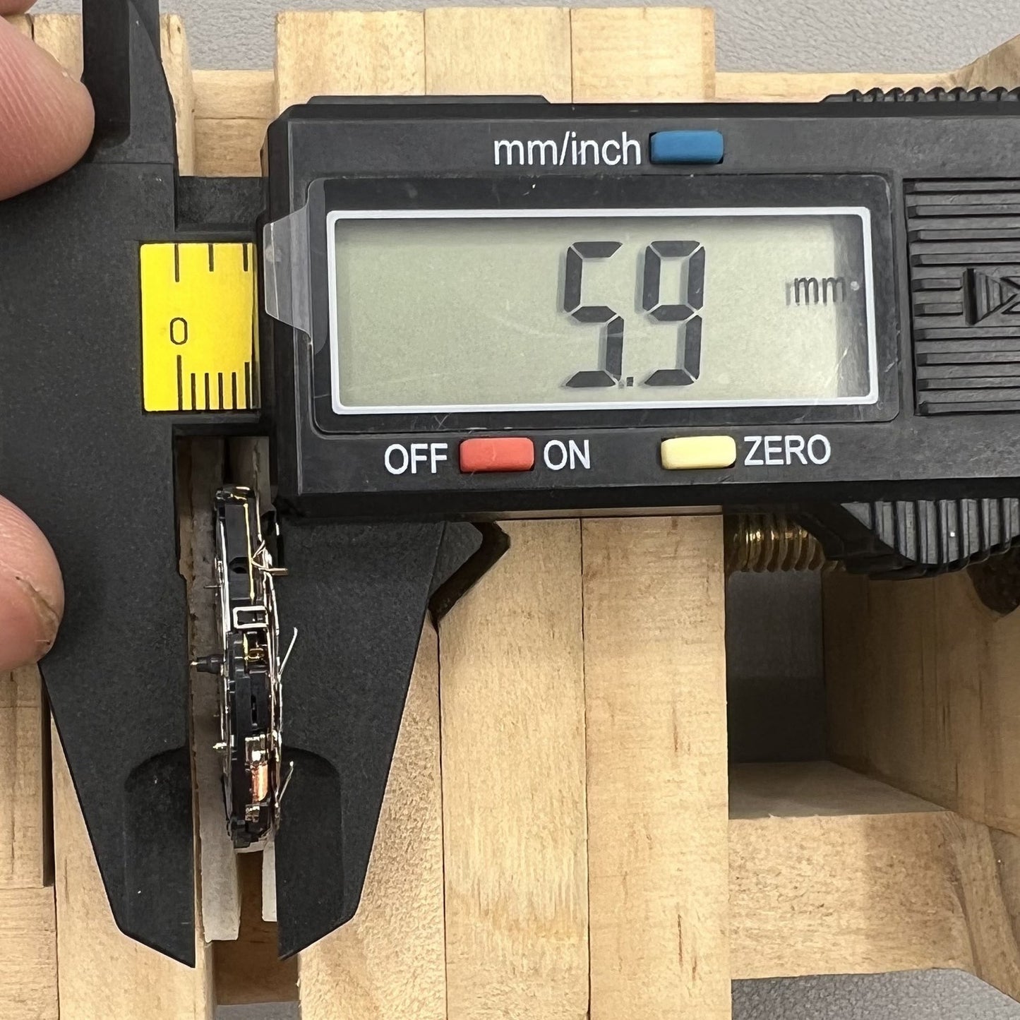 Seiko 7T84A Quarzwerk Uhrwerk f�r pr�zise Uhrreparaturen und Ersatzteile