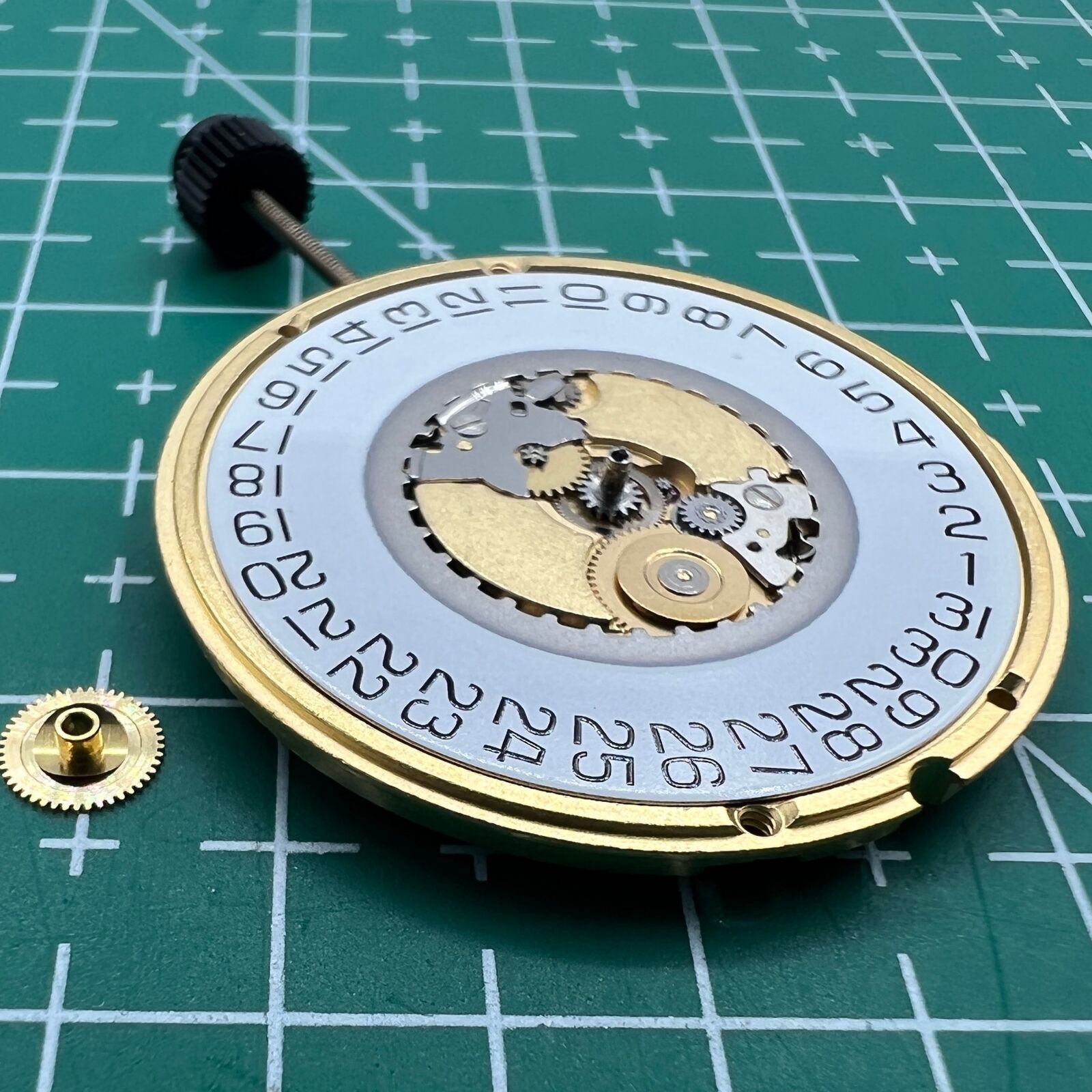 ETA 955.112 quartz watch movement with 3 hands and date at 3, Swiss brand quality