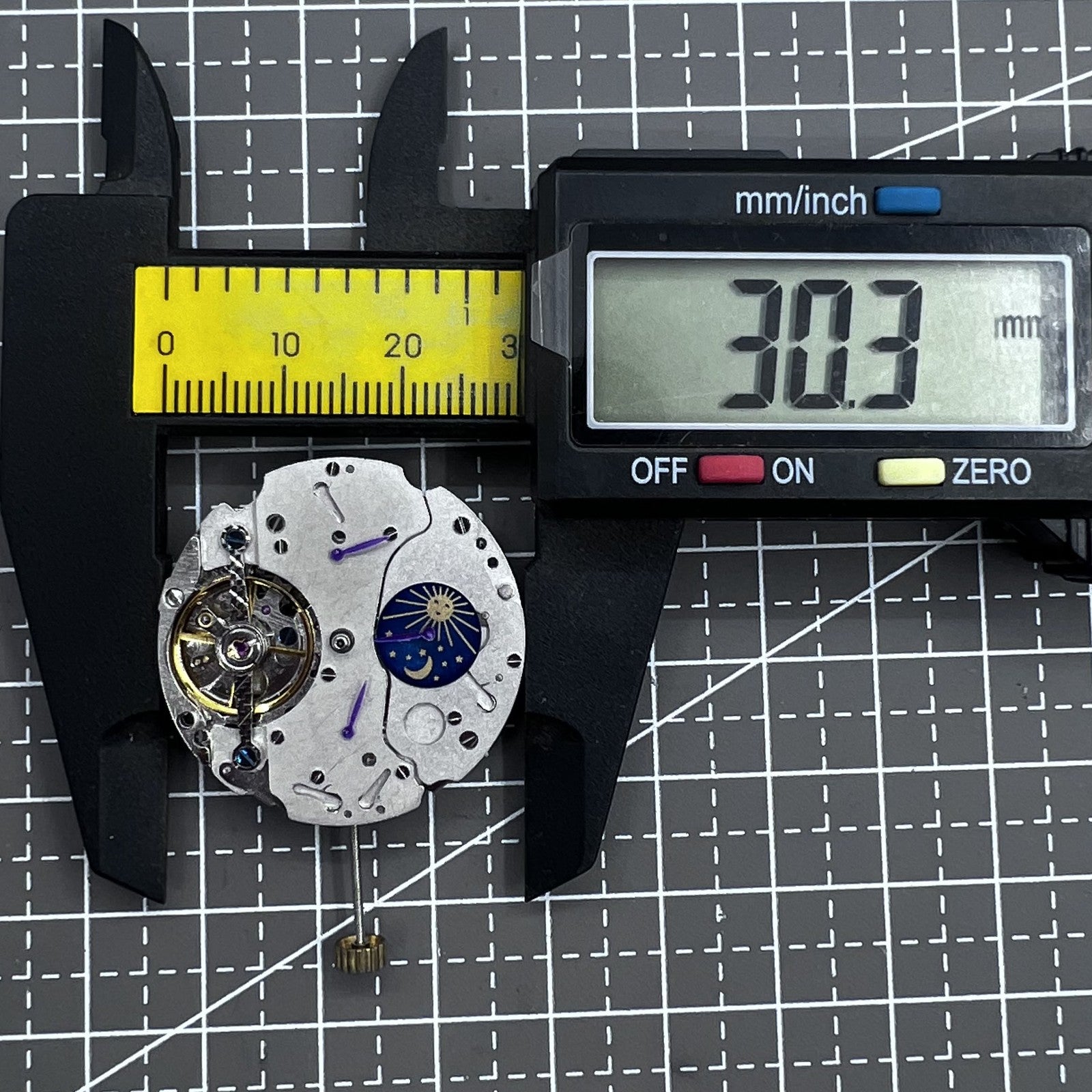 Multifunctional automatic watch with moon phase and 12-hour display, elegant design