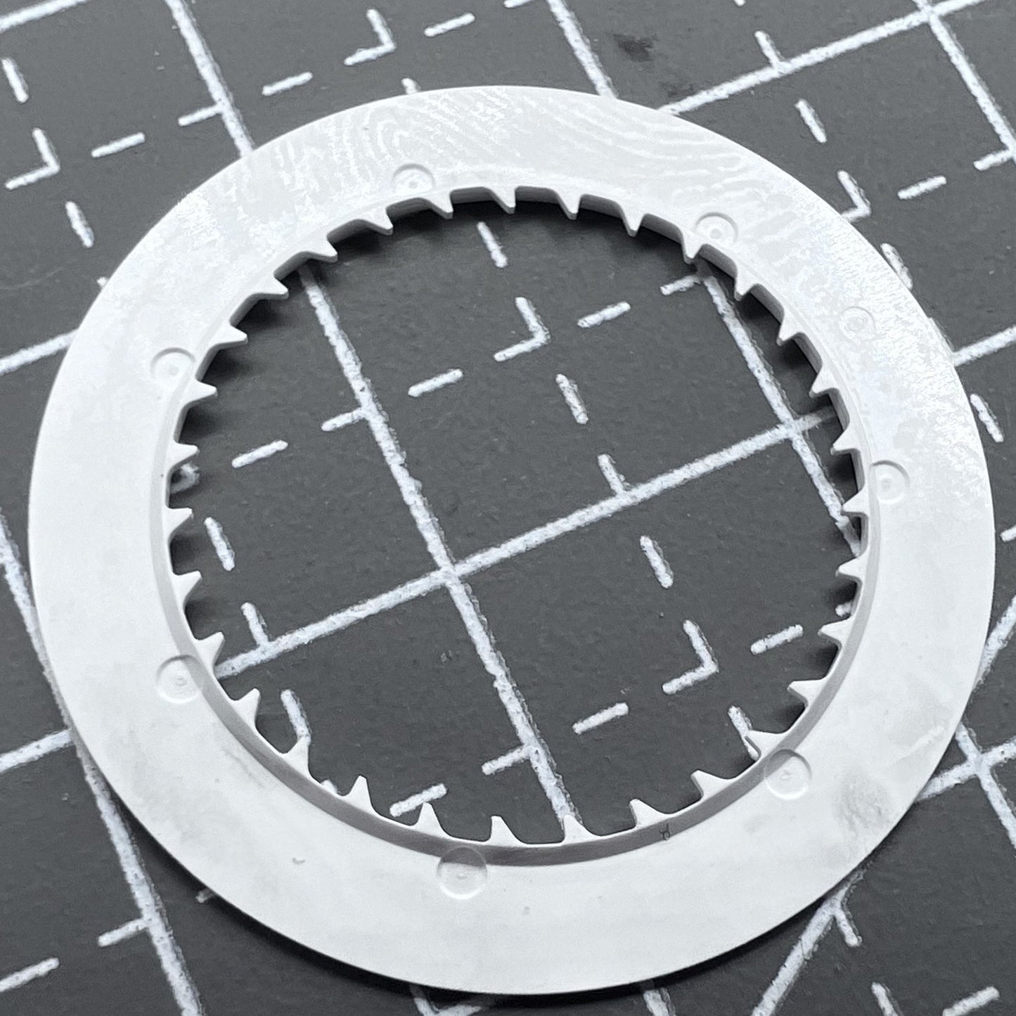 Rotes Zifferblatt mit Datumsscheibe, wei�em Hintergrund f�r Seiko NH35 NH36 Uhrwerk, hochwertige Uhrkomponente.