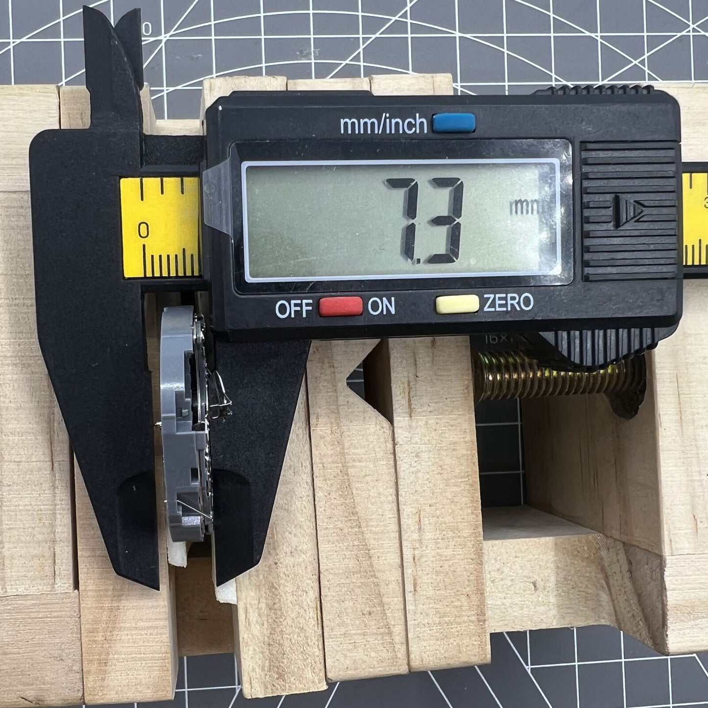 Hattori Epson VK61A quartz watch movement, Japan-made, ideal for precise repair and watch accessories.