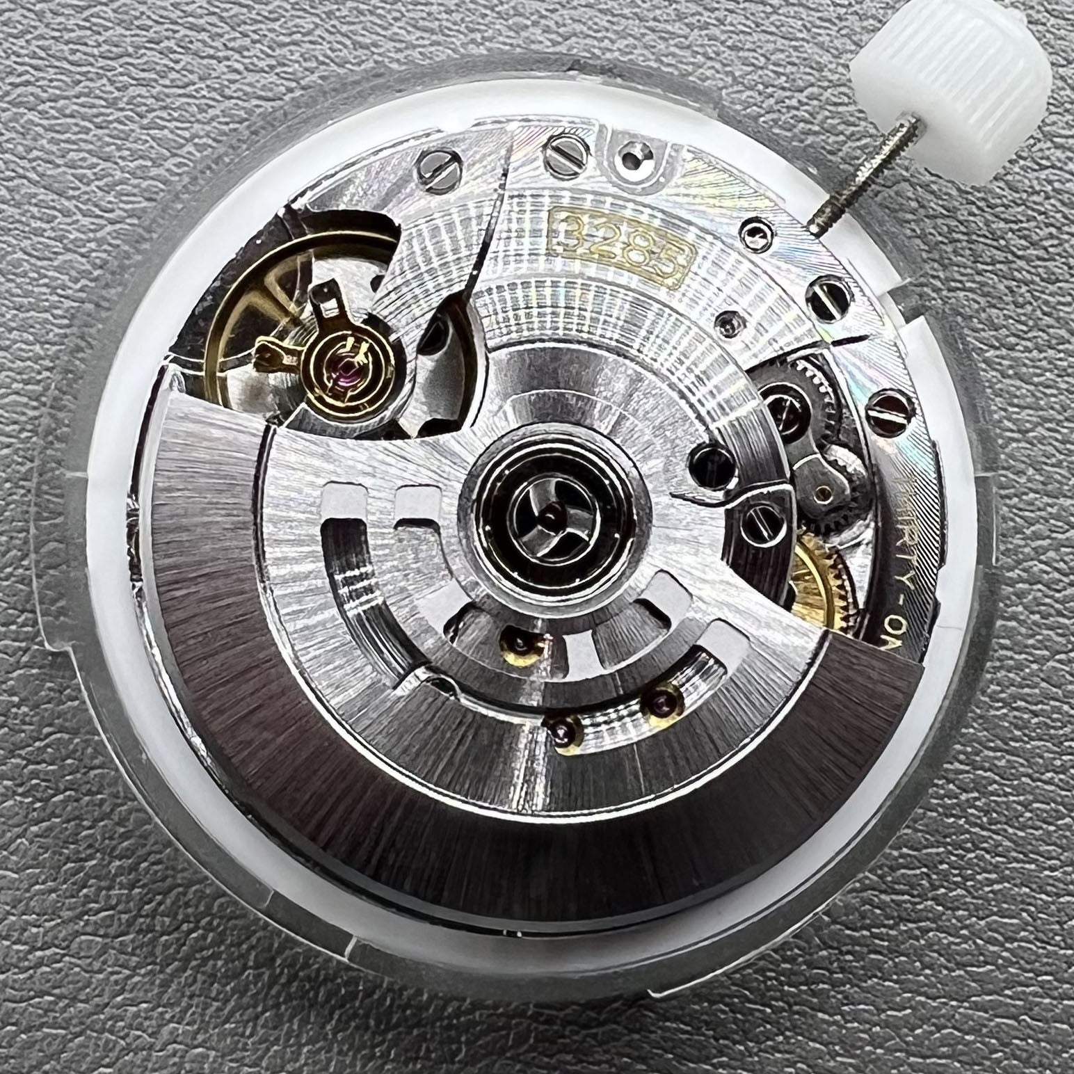 Shanghai 3285 automatic mechanical watch movement with 4 hands and GMT function for precise timekeeping.
