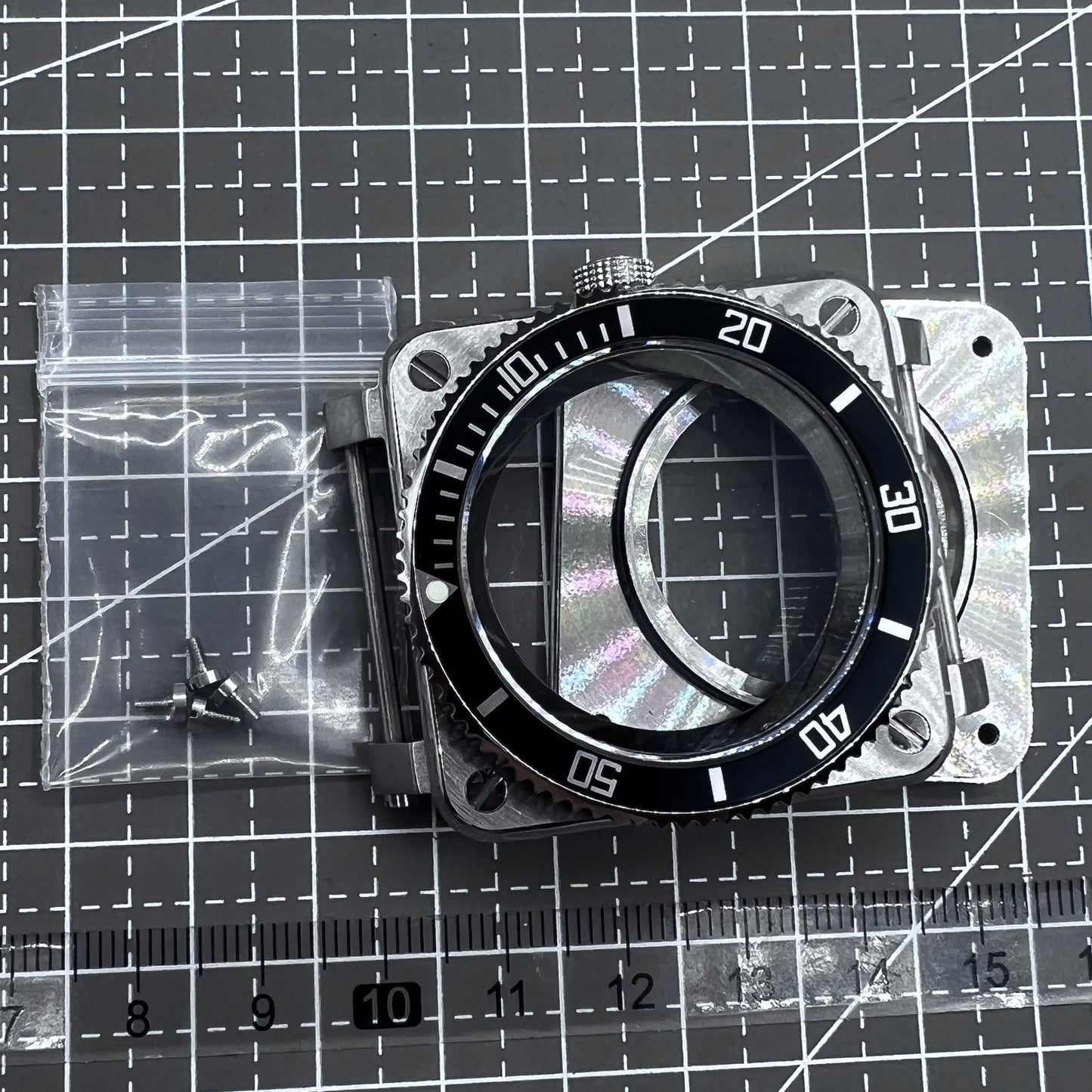 Edelstahl 42mm quadratisches Uhrengeh�use mit Saphirglas, passend f�r Seiko H35, robust und elegant.