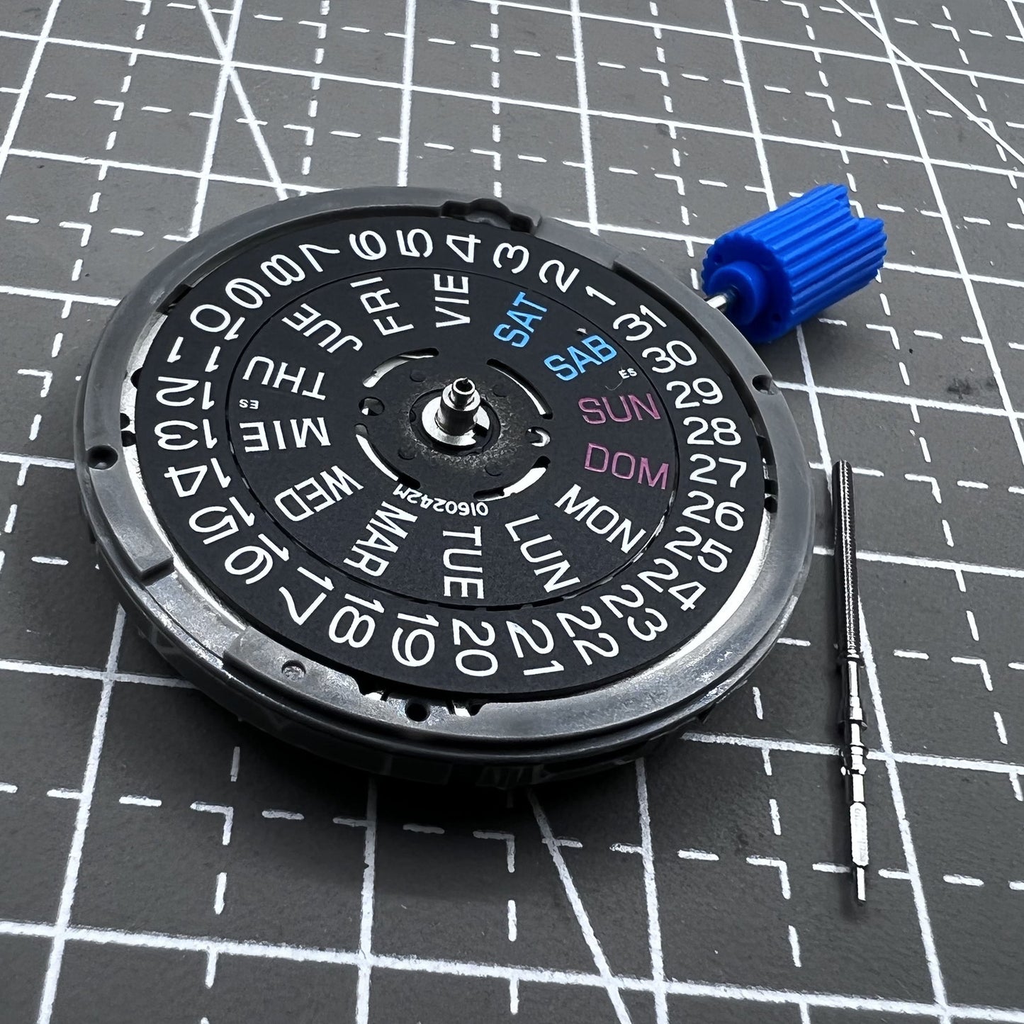 Seiko NH36A mechanisches Uhrwerk mit schwarzer Wochentaganzeige und Krone bei 3 Uhr - hochwertiges Uhrenzubeh�r.