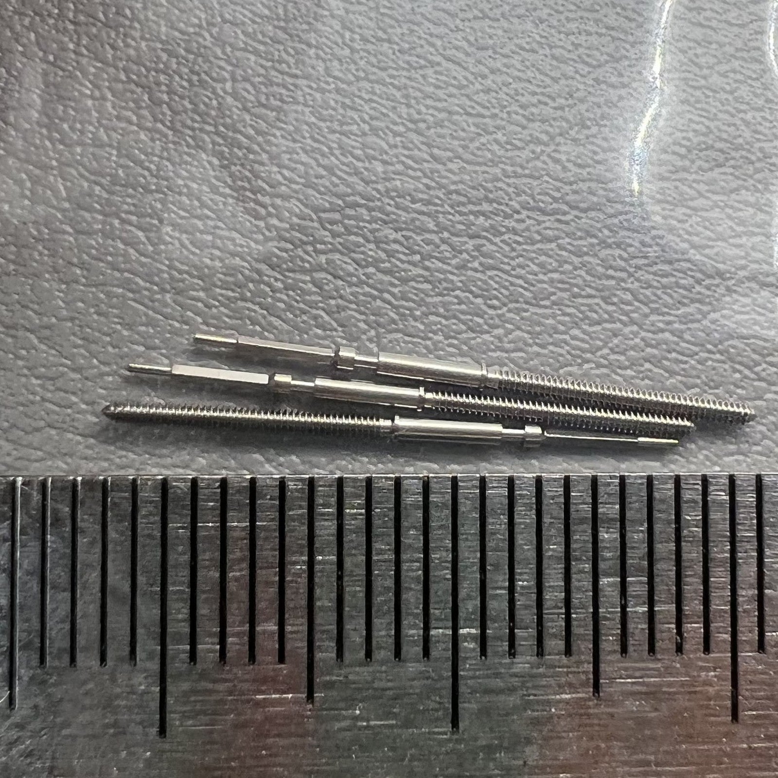 Zwei Schweizer Uhrenaufzugswellen f�r Ronda 7004 Uhrwerk ? hochwertige Ersatzteile f�r pr�zise Zeitmesser.