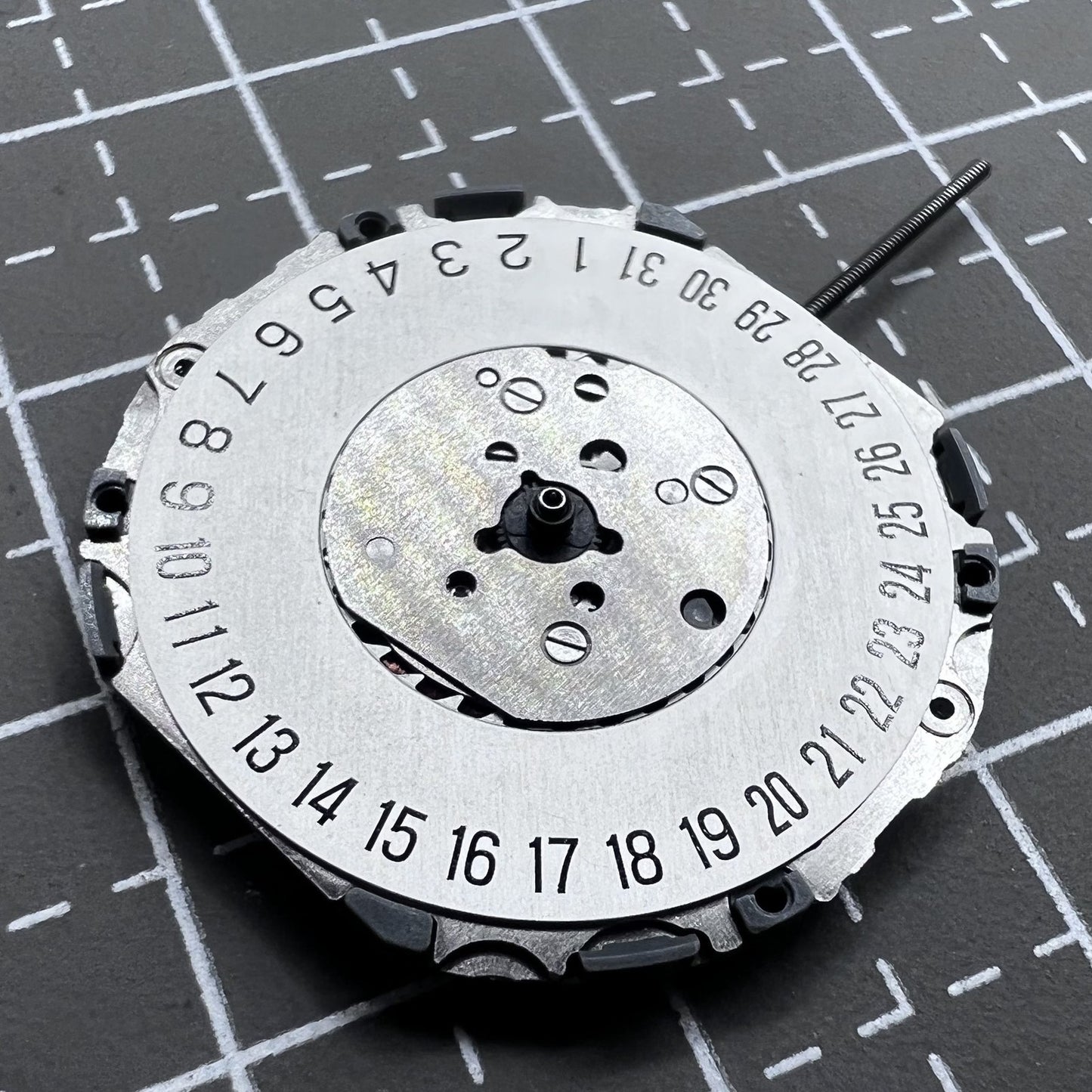 Japan Miyota Quarzwerk 4U12 watch movement with single calendar date at 6 o'clock for precise timekeeping.