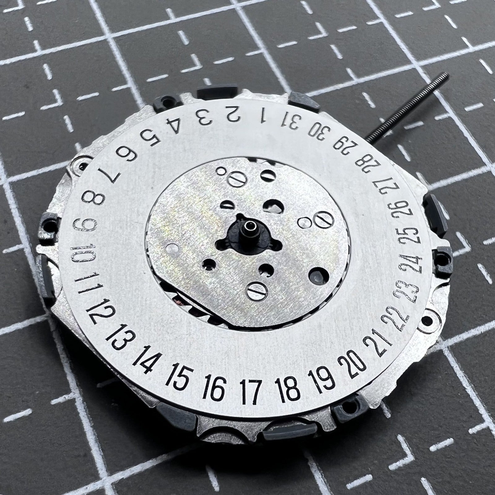 Japan Miyota Quarzwerk 4U12 watch movement with single calendar date at 6 o'clock for precise timekeeping.