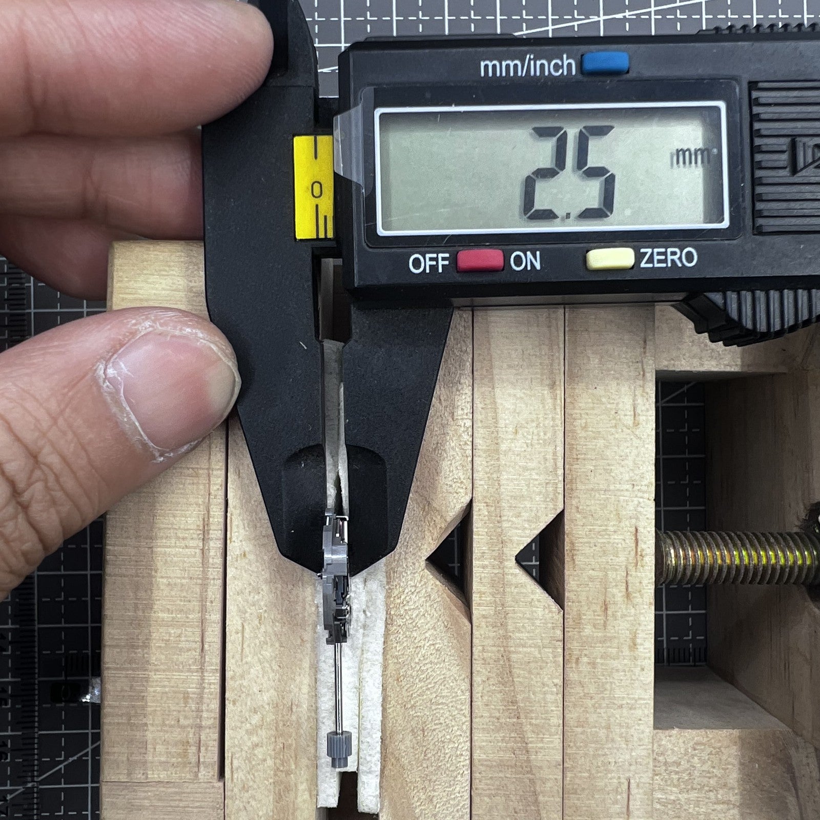 Japan Miyota GL12 Quarzwerk Ersatz mit Datum bei 3 Uhr, drei Zeiger Uhrwerk f�r Uhrenreparatur