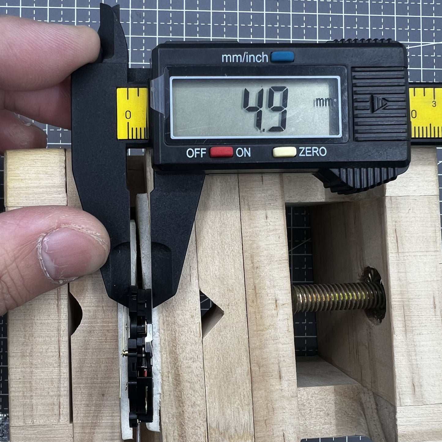 G10.212 ETA Quarzwerk Uhr Schwarze Scheibe 3 Zeiger Datum Bei 4.5 Uhr