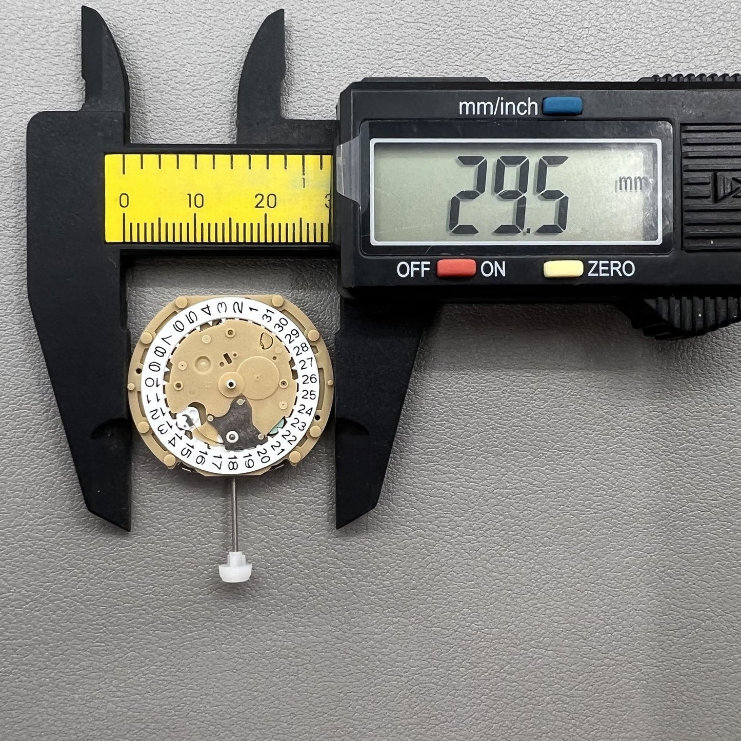 Sunon PE60 quartz watch accessories set with 3 hands, date at 3, and subdials at 3, 6, 9 o?clock for precise timekeeping.