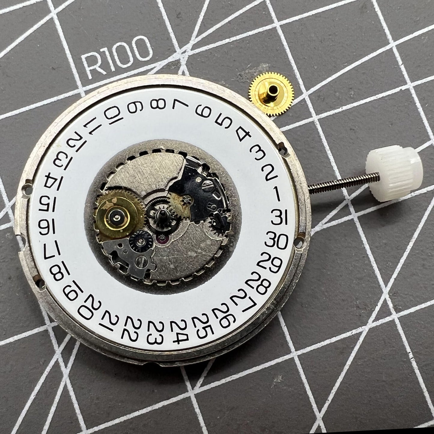 Swiss ETA 955.114 quartz watch movement with single calendar date at 3 o'clock