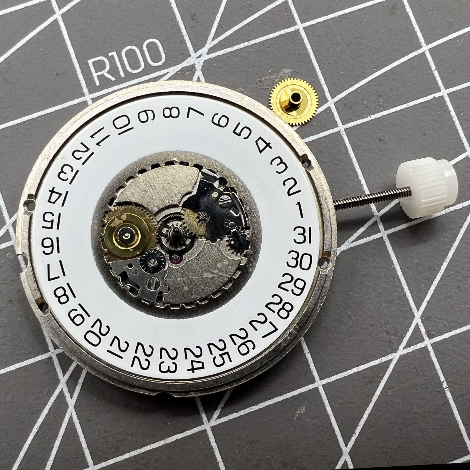 Swiss ETA 955.114 quartz watch movement with single calendar date at 3 o'clock