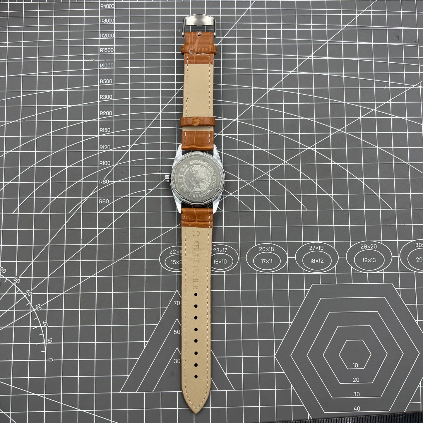 TAIHANG 38mm silver watch with gold hands, 17-jewel mechanical movement, classic round case design