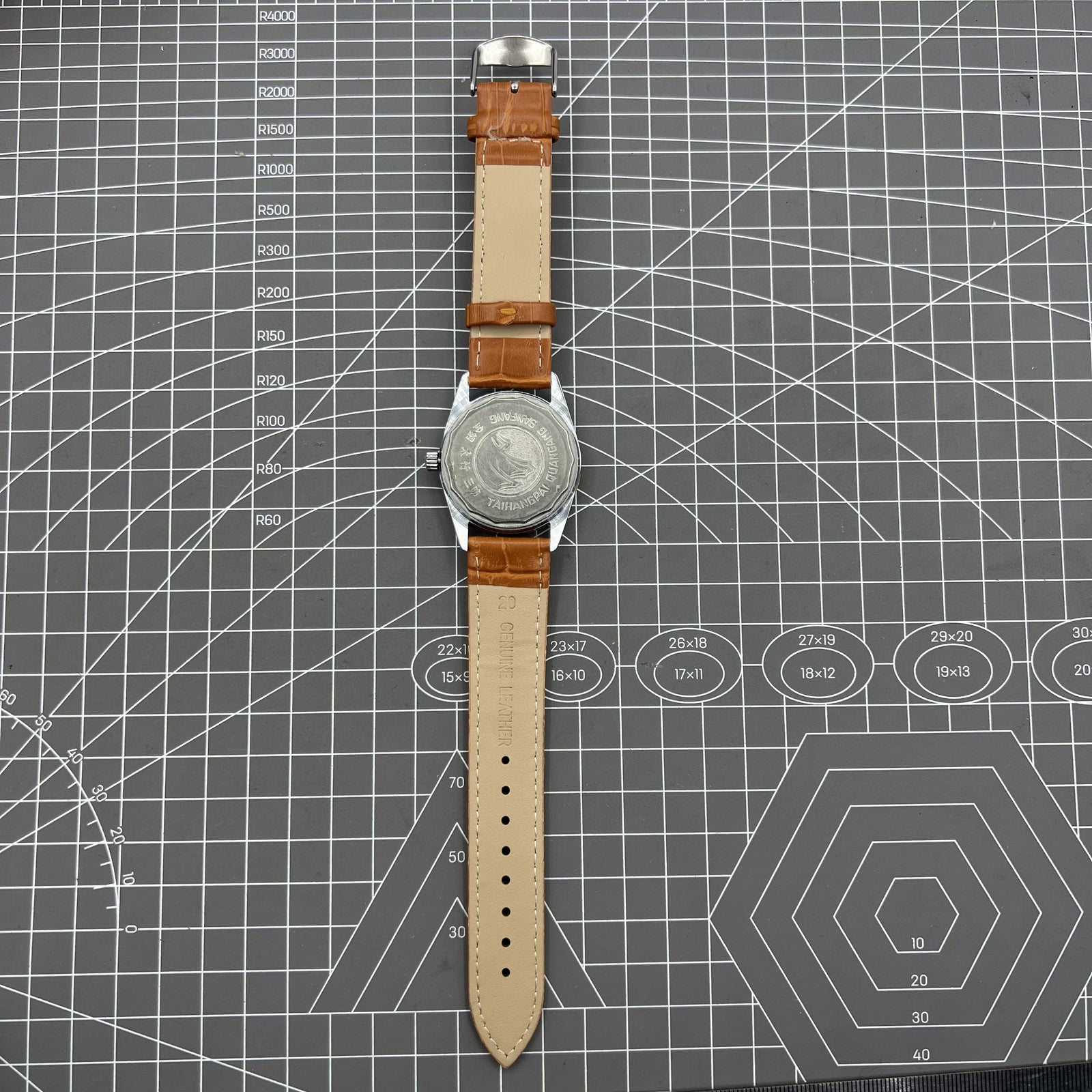 TAIHANG 38mm silver watch with gold hands, 17-jewel mechanical movement, classic round case design
