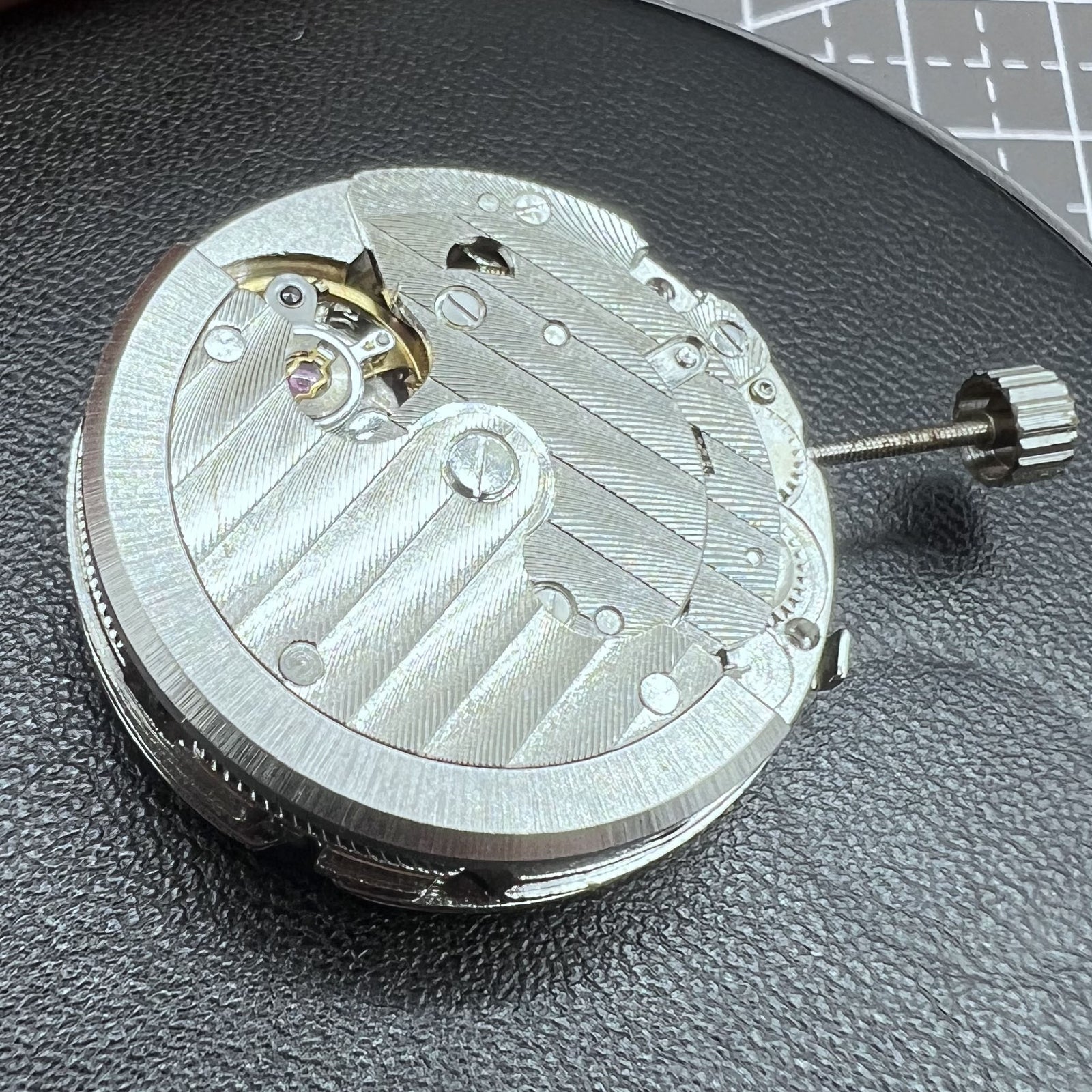 Seagull ST16 mechanische Herrenuhr mit schwarzem Zifferblatt, Datum bei 6 Uhr, 7 Zeigern und Kalenderfunktion.