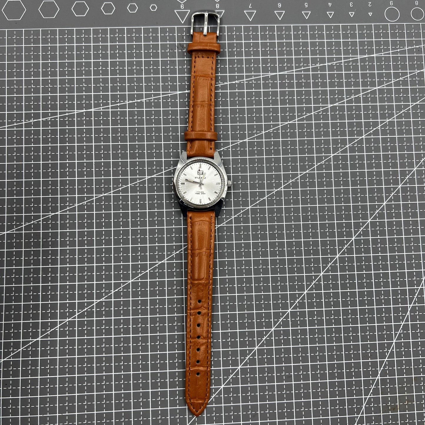 PUBU Mechanische Handaufzugsuhr 32mm mit grauem Zifferblatt und Zeigern, 17 Steine, China gefertigt