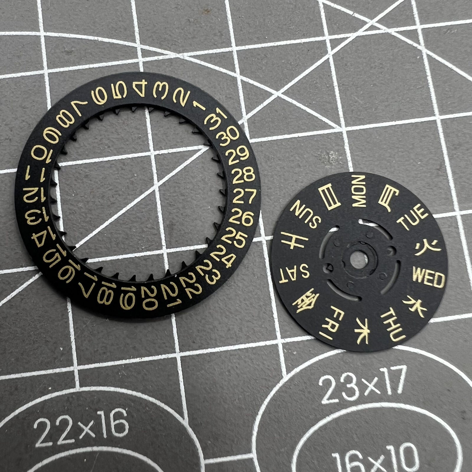 Black date disk with gold font for NH36 watch movement, date at 3 o'clock, accessory.