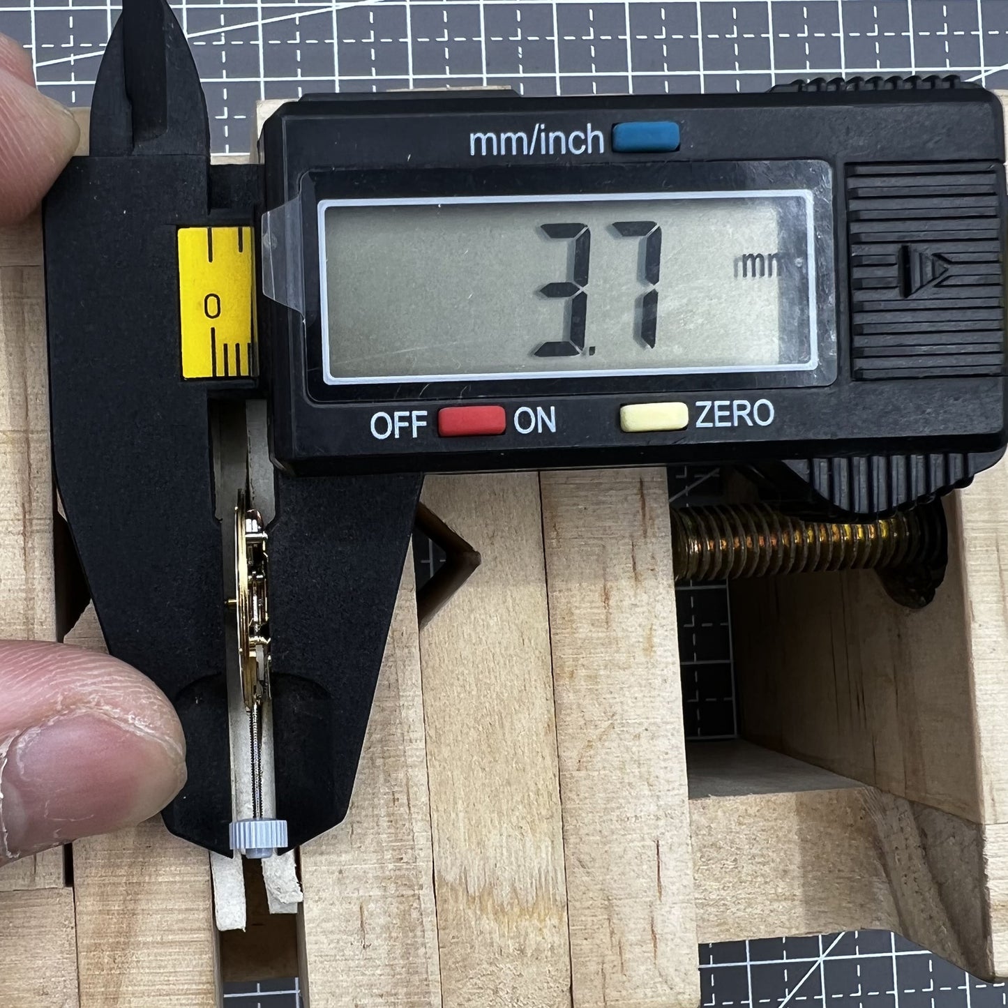 Quarzwerk Ronda 784 Uhrwerk mit Datumsanzeige bei 6 Uhr Position f�r Uhrenzubeh�r