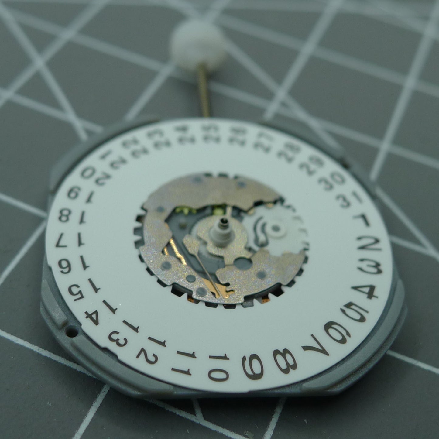 Sunon PE27 quartz movement with 3 hands and date display, set of 2 for watch repairs.