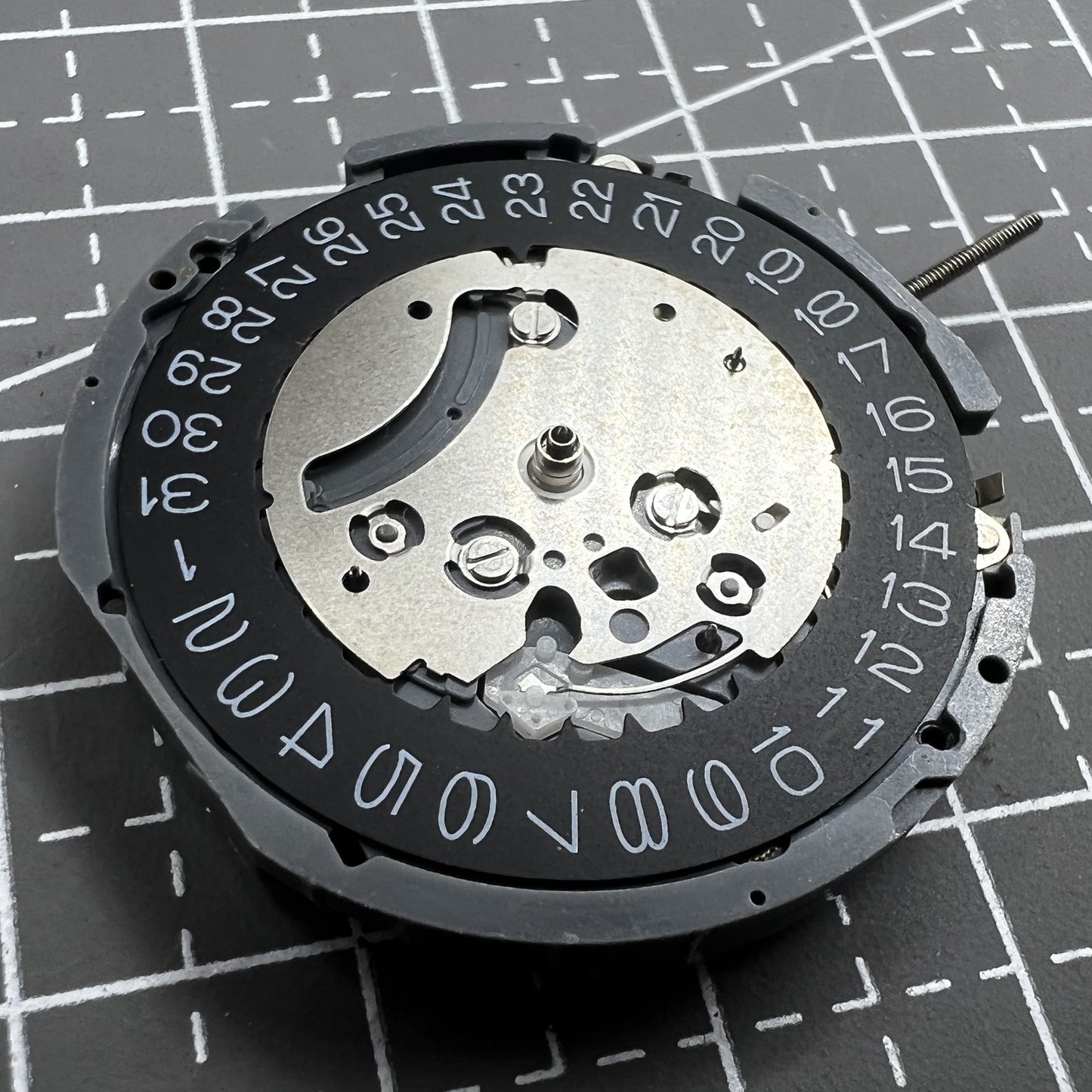 Schwarzes Zifferblatt mit Seiko VK63 Quarz Uhrwerk, hochwertige japanische Pr�zision f�r Uhrzubeh�r.