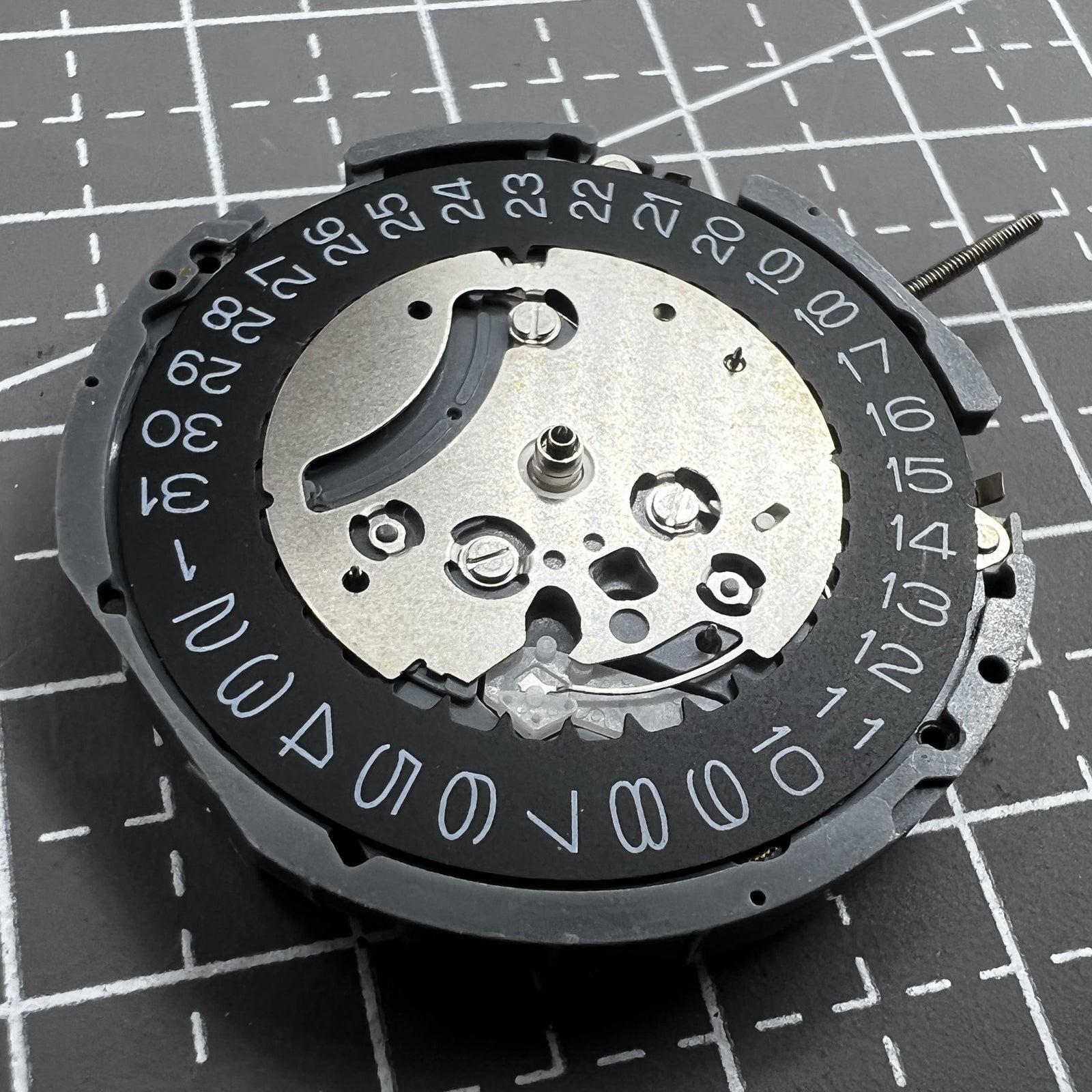 Schwarzes Zifferblatt mit Seiko VK63 Quarz Uhrwerk, hochwertige japanische Pr�zision f�r Uhrzubeh�r.