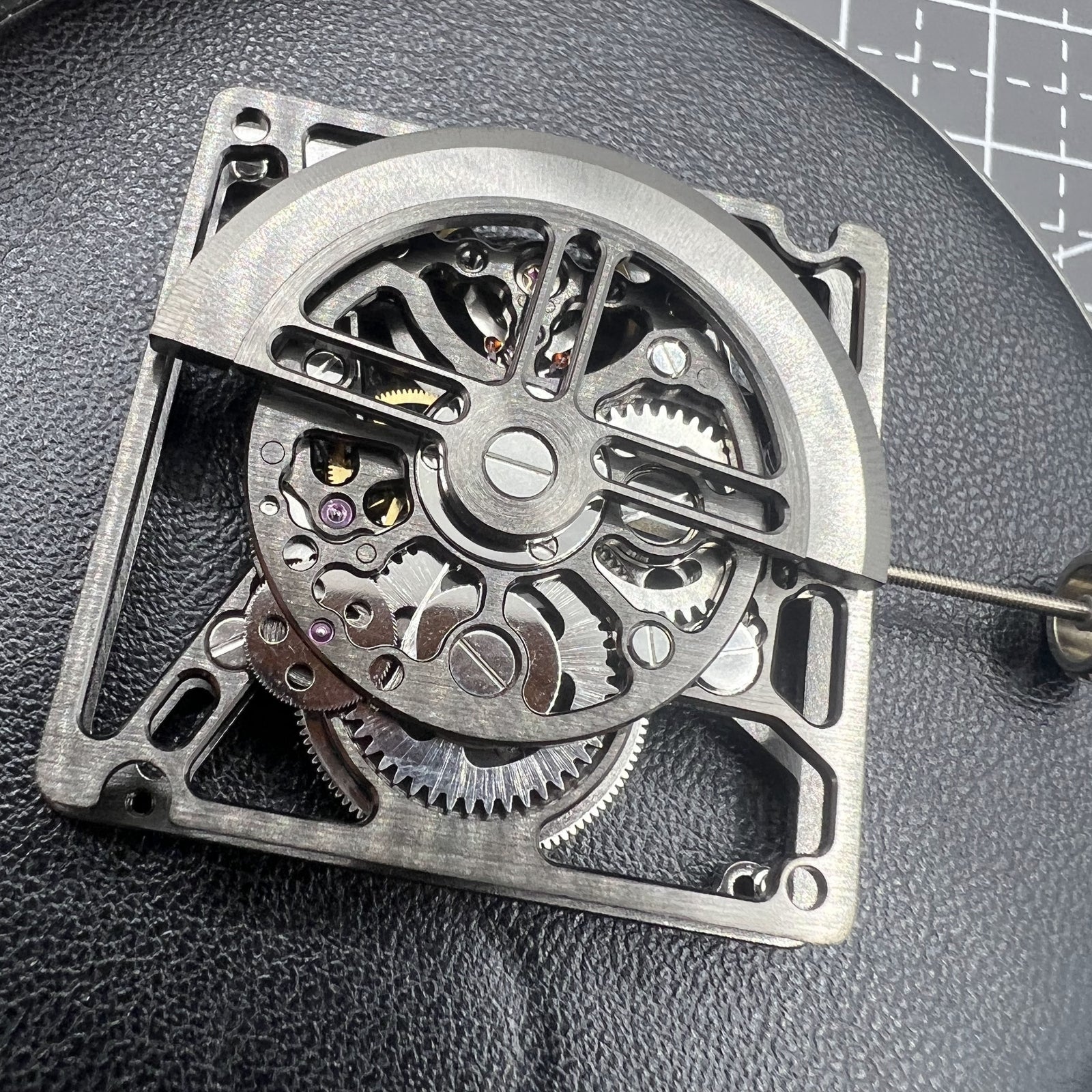 Schwarzes HZ1B01D automatisches mechanisches Uhrwerk mit Hohlquadraten, ideal f�r Uhrenreparatur.