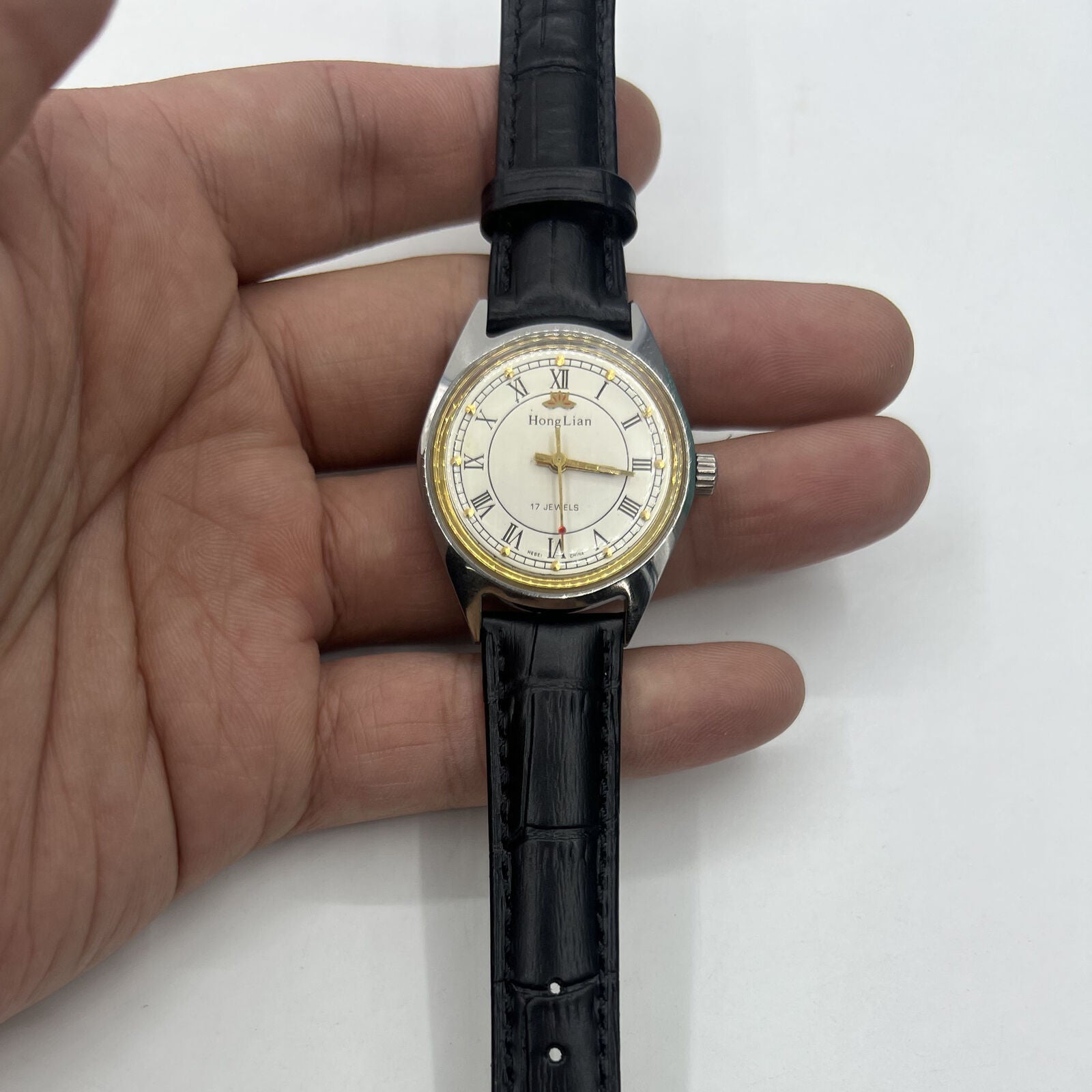 HONGLIAN 32mm manual mechanical watch with 17 jewels, Roman numeral dial, elegant vintage style.
