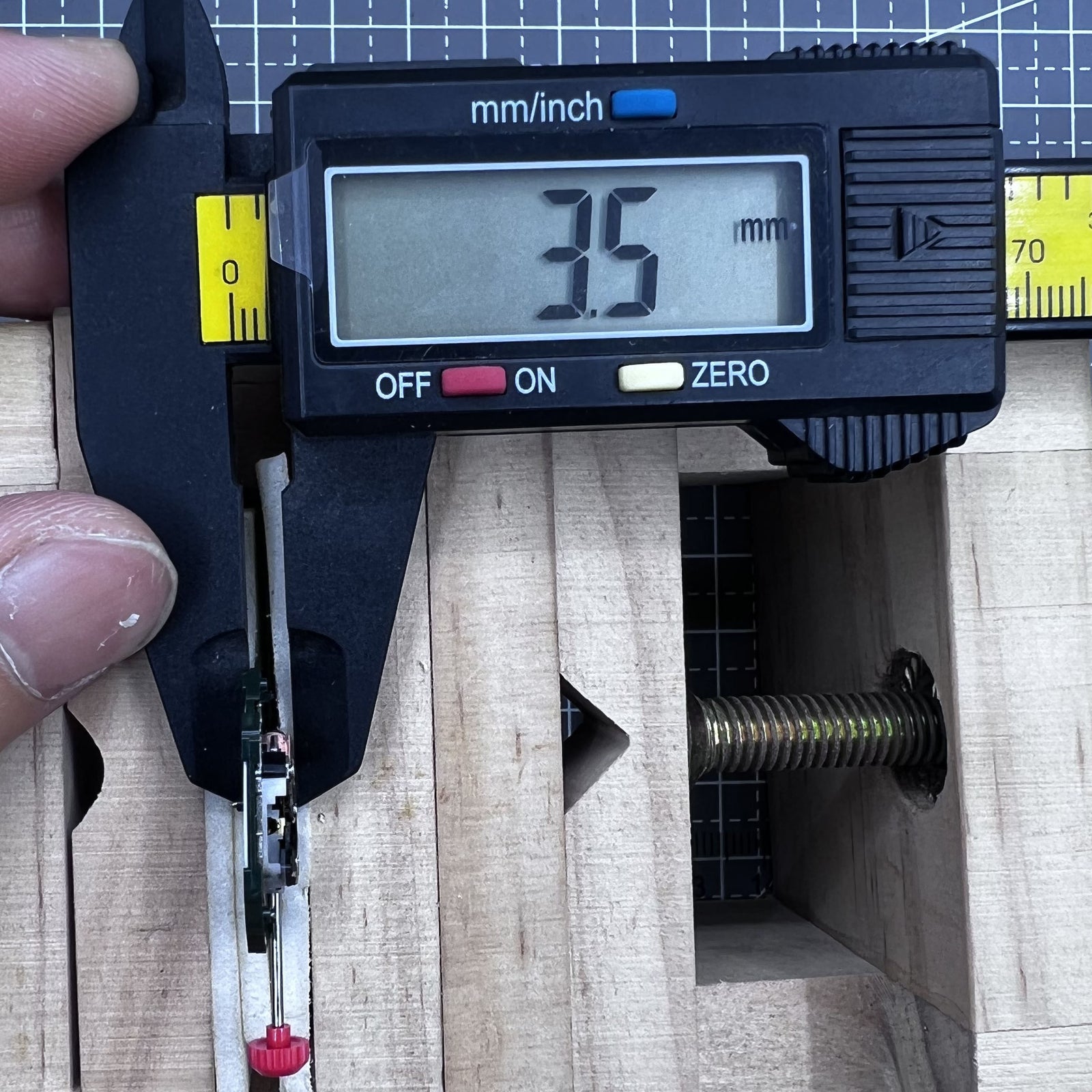 Miyota 2353 Quarzwerk Uhrwerk mit 3 Zeigern und gro�er Datumsanzeige bei 3 Uhr, pr�zise und zuverl�ssig.