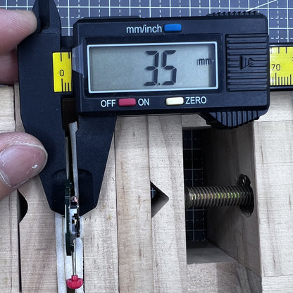 Miyota 2353 Quarzwerk Uhrwerk mit 3 Zeigern und gro�er Datumsanzeige bei 3 Uhr, pr�zise und zuverl�ssig.