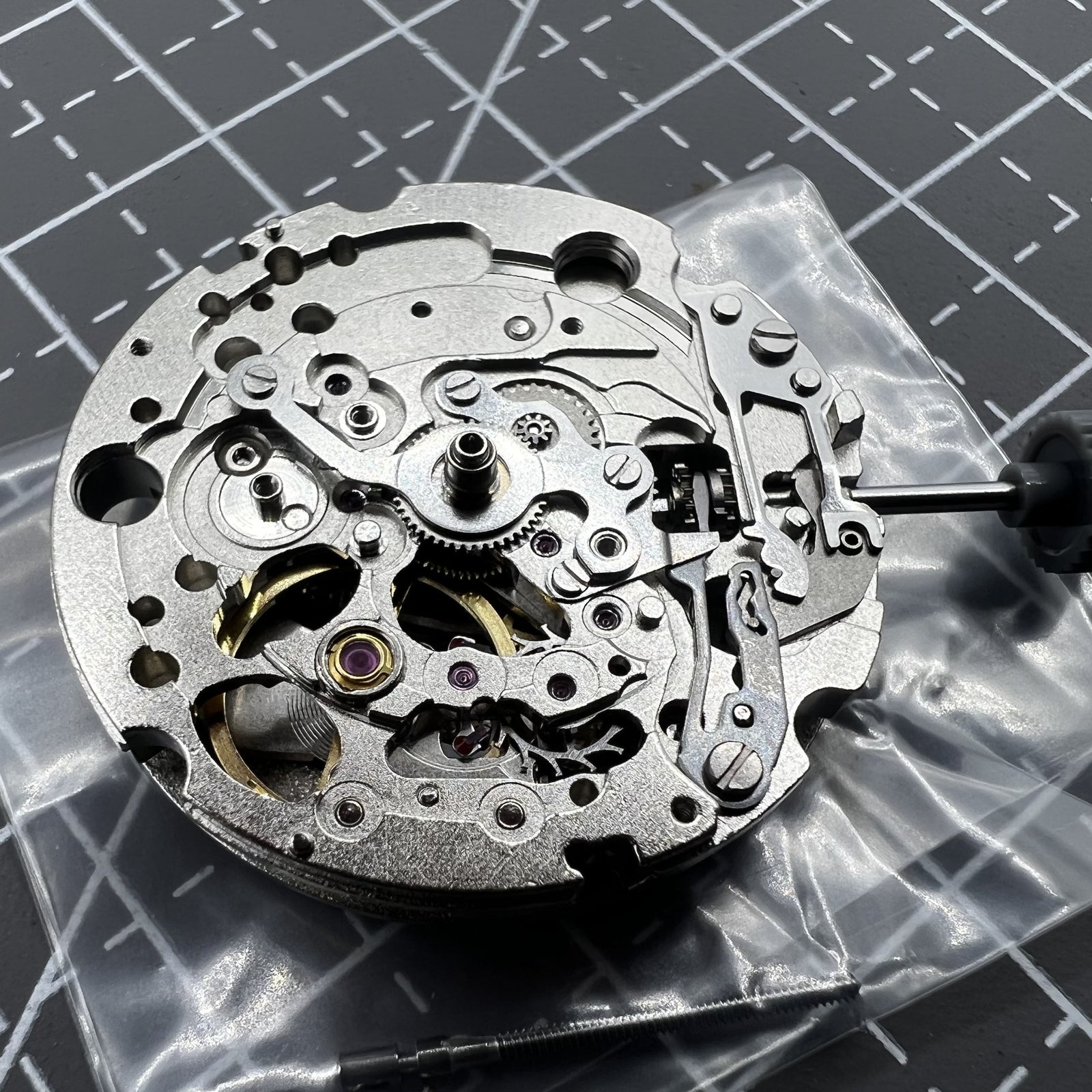 Silbernes Miyota 82S0 Automatikwerk mit skelettiertem Design und sichtbaren Zahnr�dern, hochwertiges Uhrwerk von Miyota.