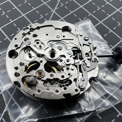 Silbernes Miyota 82S0 Automatikwerk mit skelettiertem Design und sichtbaren Zahnr�dern, hochwertiges Uhrwerk von Miyota.