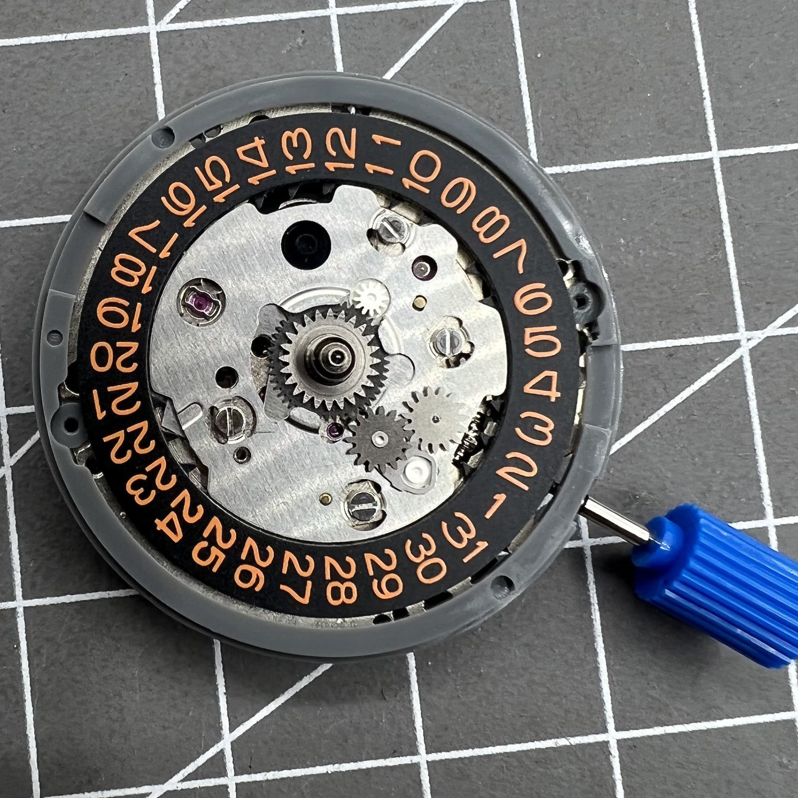 Seiko NH34 Automatik GMT Uhrwerk mit Sekundenstopp, oranger Schriftzug, f�r pr�zise Zeitmessung