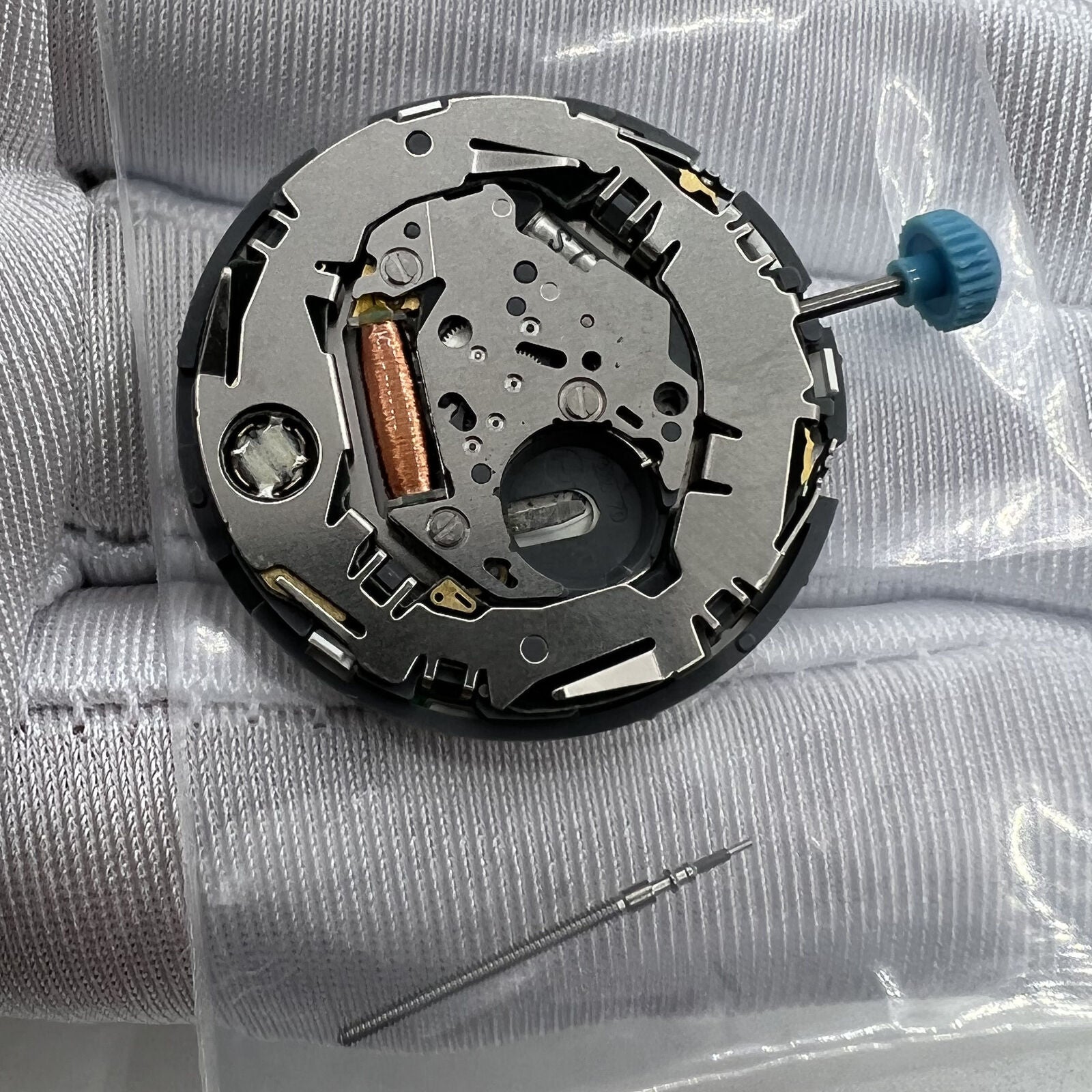 Miyota 6N10 quartz movement watch accessory with luminescent hands and date window at 3 o?clock.