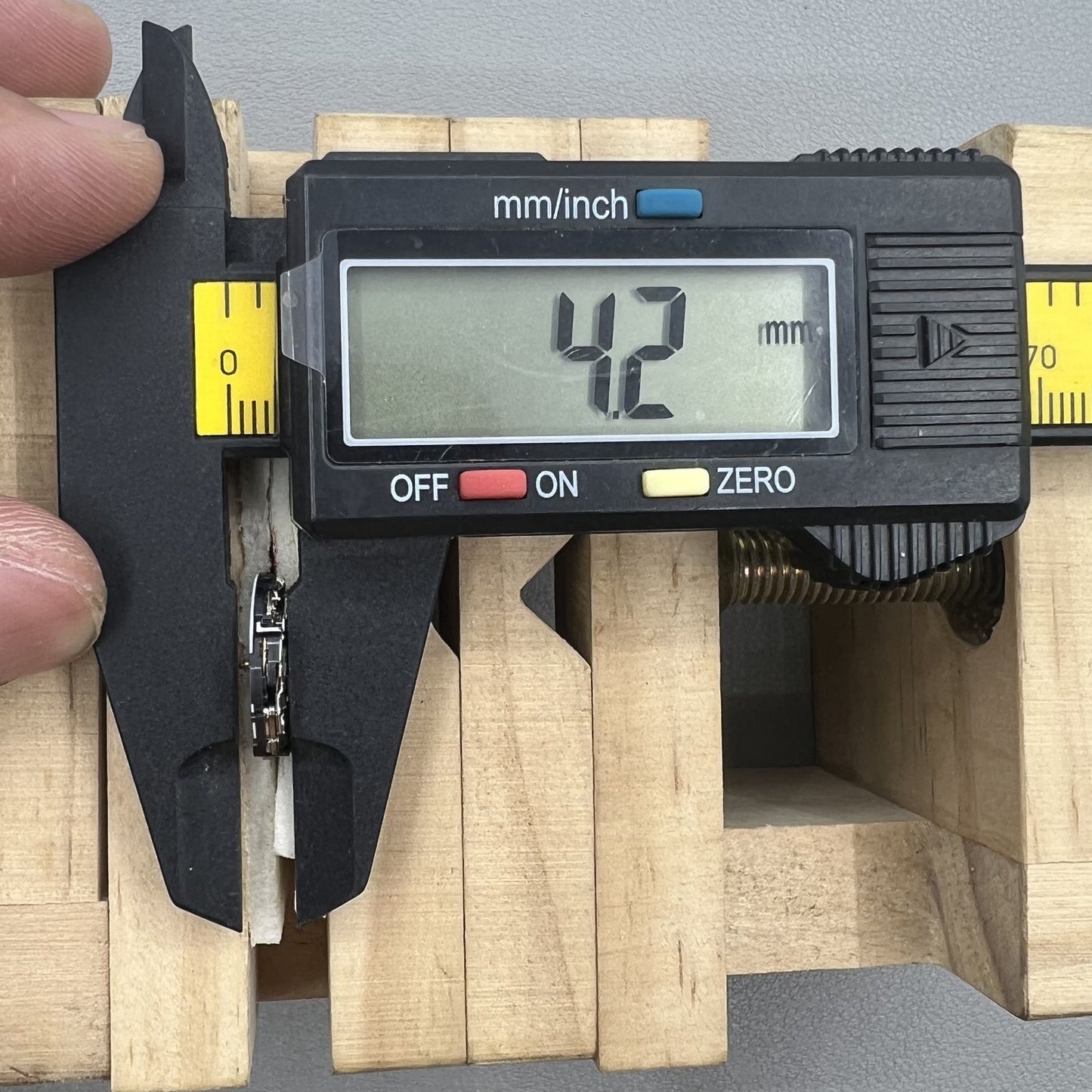 Seiko 7N82D quartz watch movement, reliable replacement for accurate timekeeping and long-lasting performance.
