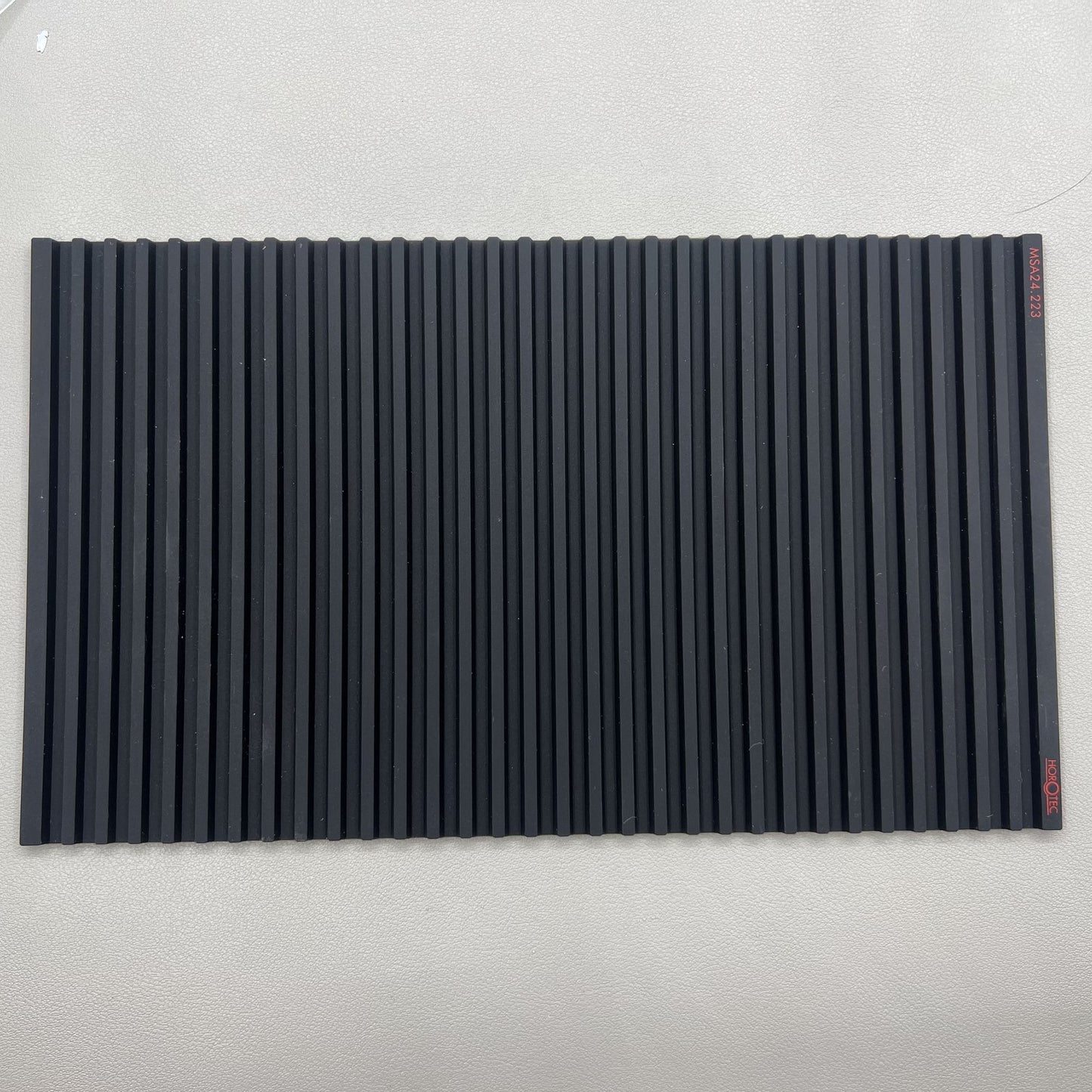 Tapis de banc Horotec MSA24.223, noir, antidérapant, en silicone, avec 32 rainures, Swiss Tool