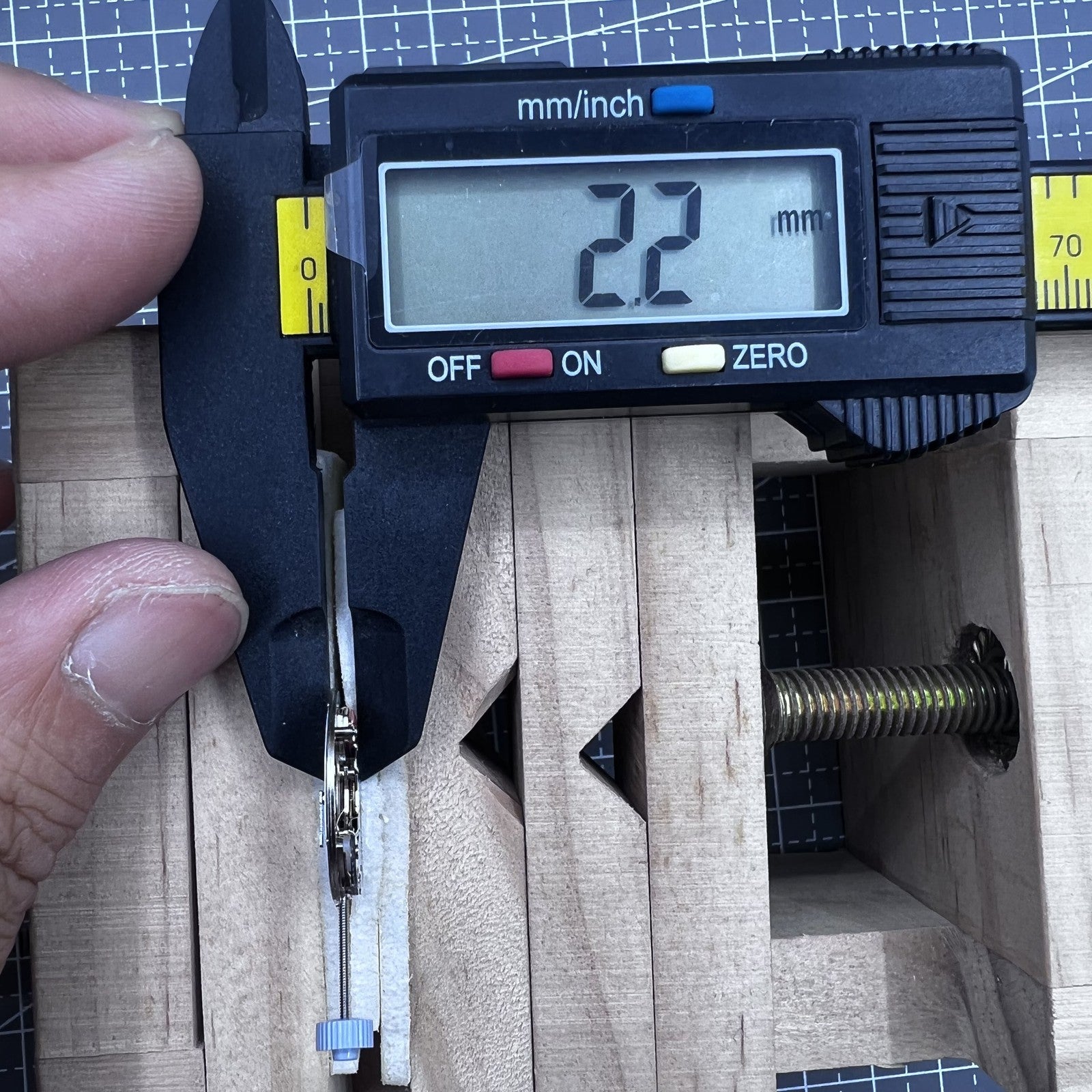 Quarzuhr mit Ronda 784 Uhrwerk, Datumsanzeige bei 3 Uhr, stilvolles Design, langlebig