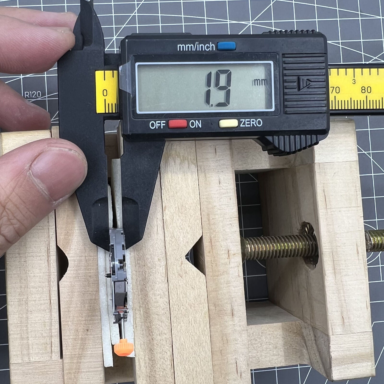 Miyota JP21 quartz watch movement with date display at 3 o'clock, precise mechanism for watch accessories.