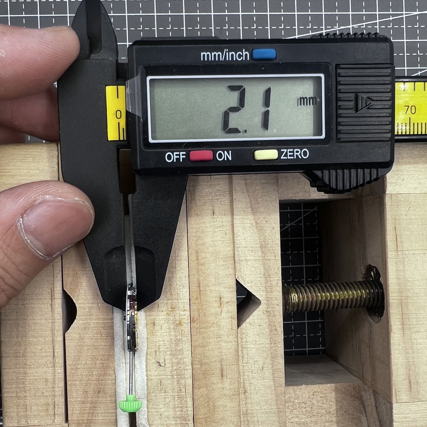 Japan Miyota Quarzwerk 4T13 Uhrwerk mit 3 Zeigern und Einzelkalender bei 6 Uhr f�r pr�zise Zeitmessung