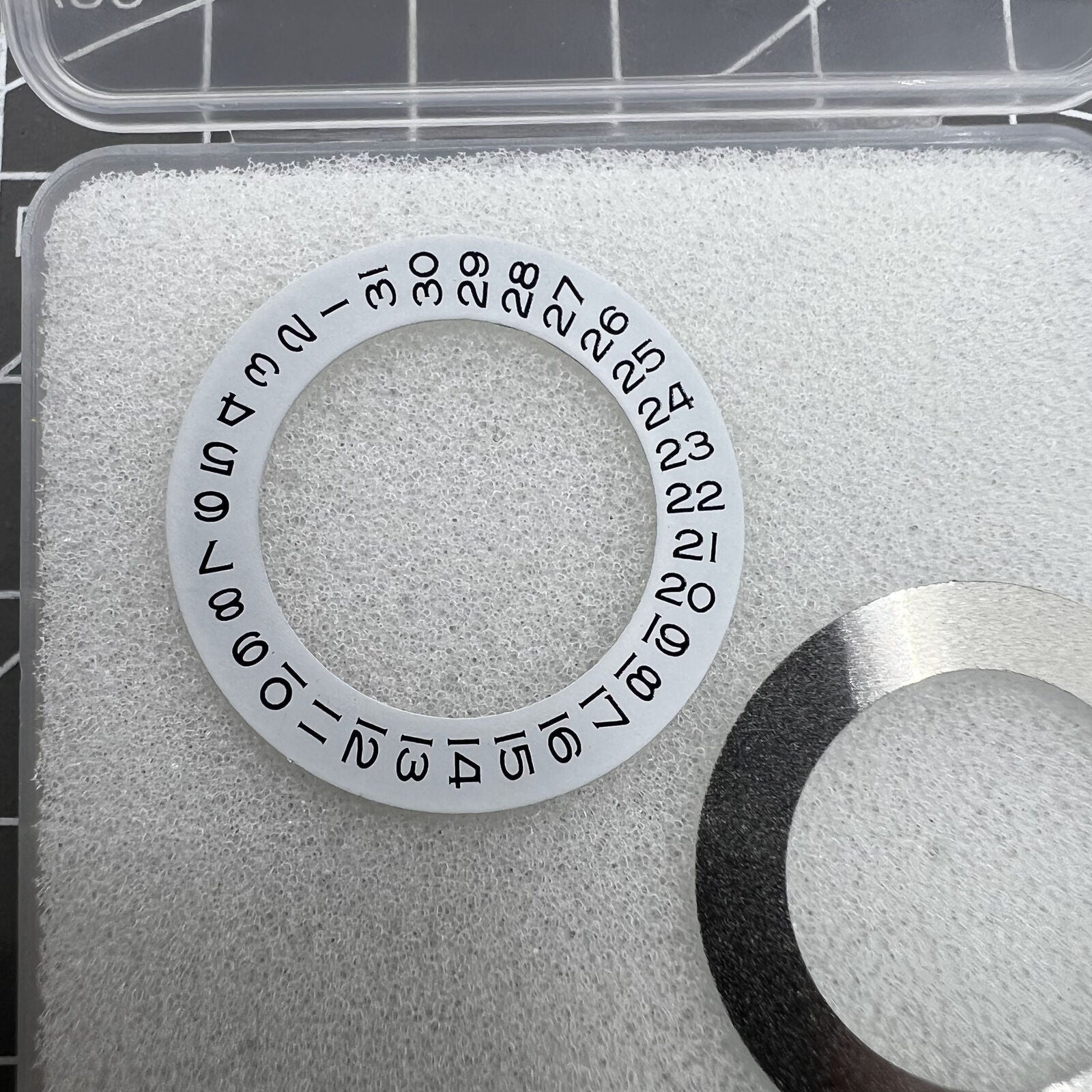 Wide brim date wheel overlay for ETA2824 2836 Miyota 8215/8200 movements, date at 3 o'clock, brand precision