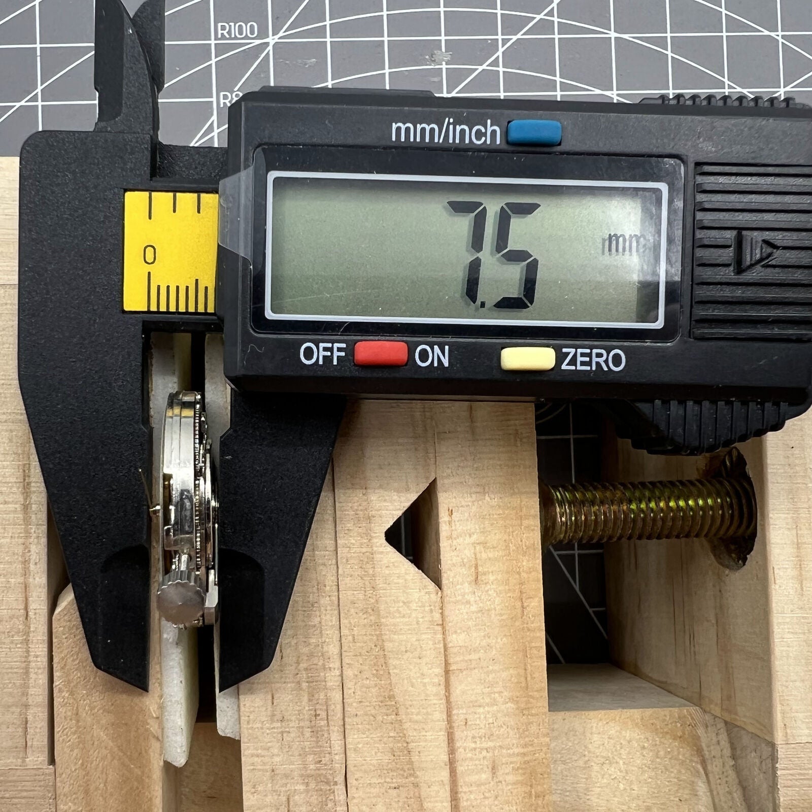 ST1612 mechanical watch movement with automatic calendar display, precise and durable timekeeping component.