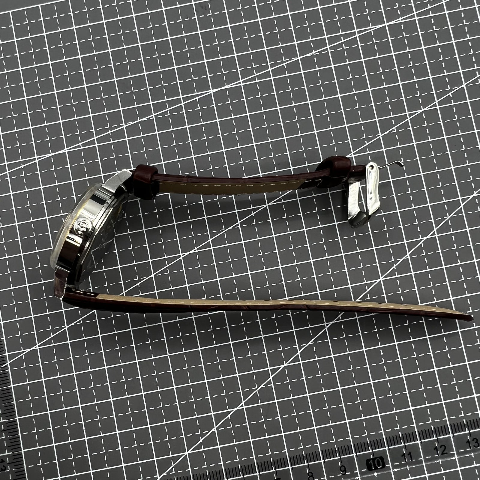 33mm Shanghai manual mechanical watch with single calendar, 17 jewels, shock-resistant design for everyday wear.