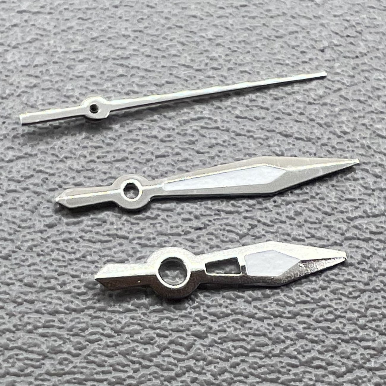 Silver-trimmed green lume arrow hands set for Ronda 515 watch movement. Perfect for upgrades.