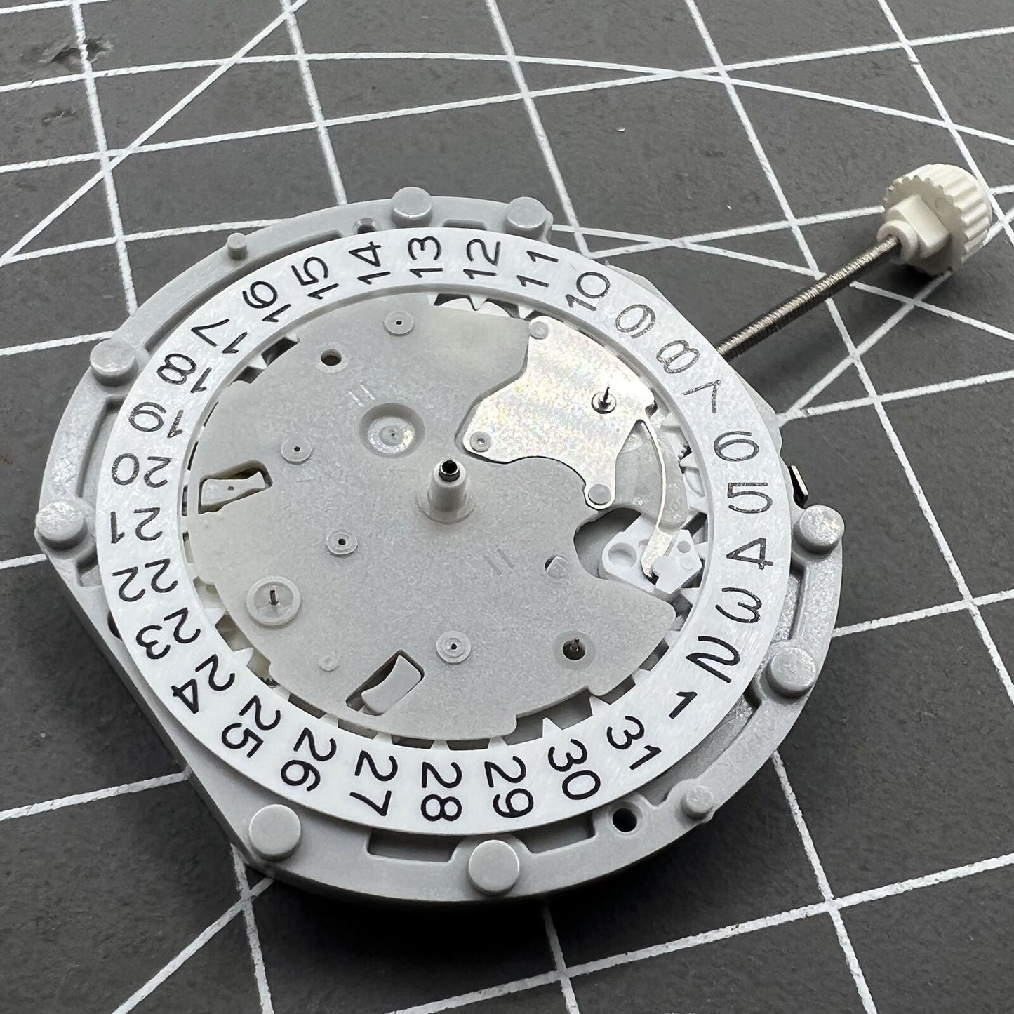 Sunon Quarzuhrwerk PE70 mit Datumsanzeige und kleiner Sekunde f�r pr�zise Zeitmessung