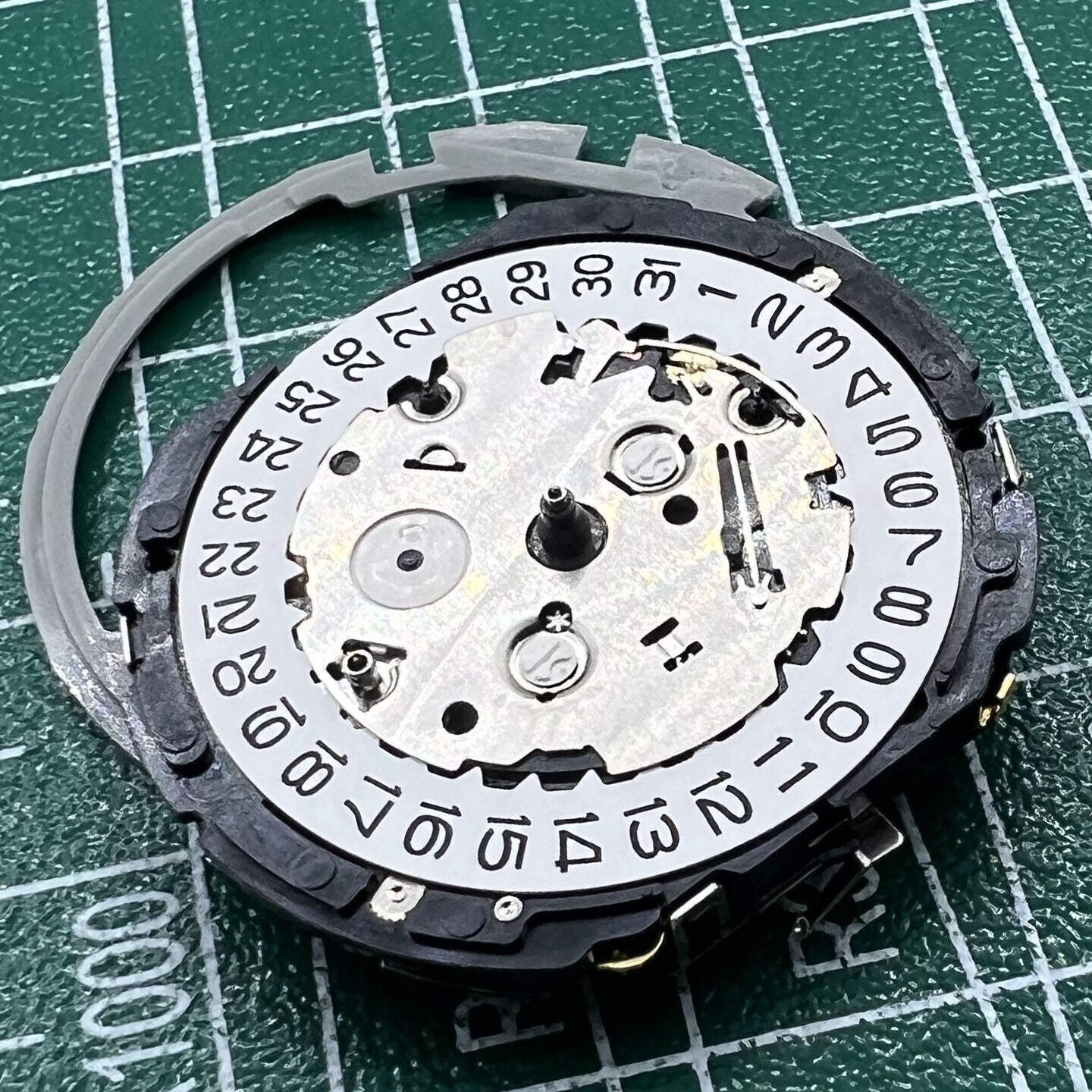 Hattori Epson TMI YM92A quartz watch movement for precise timekeeping, made in Japan.