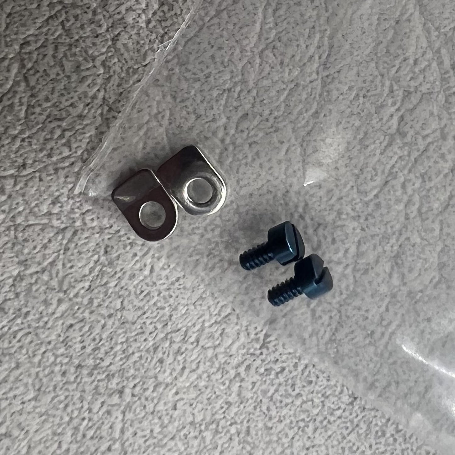 Blaue Schrauben 4 Stück und Silberne Klemmen 4 Stück passend für Seagull ST3600