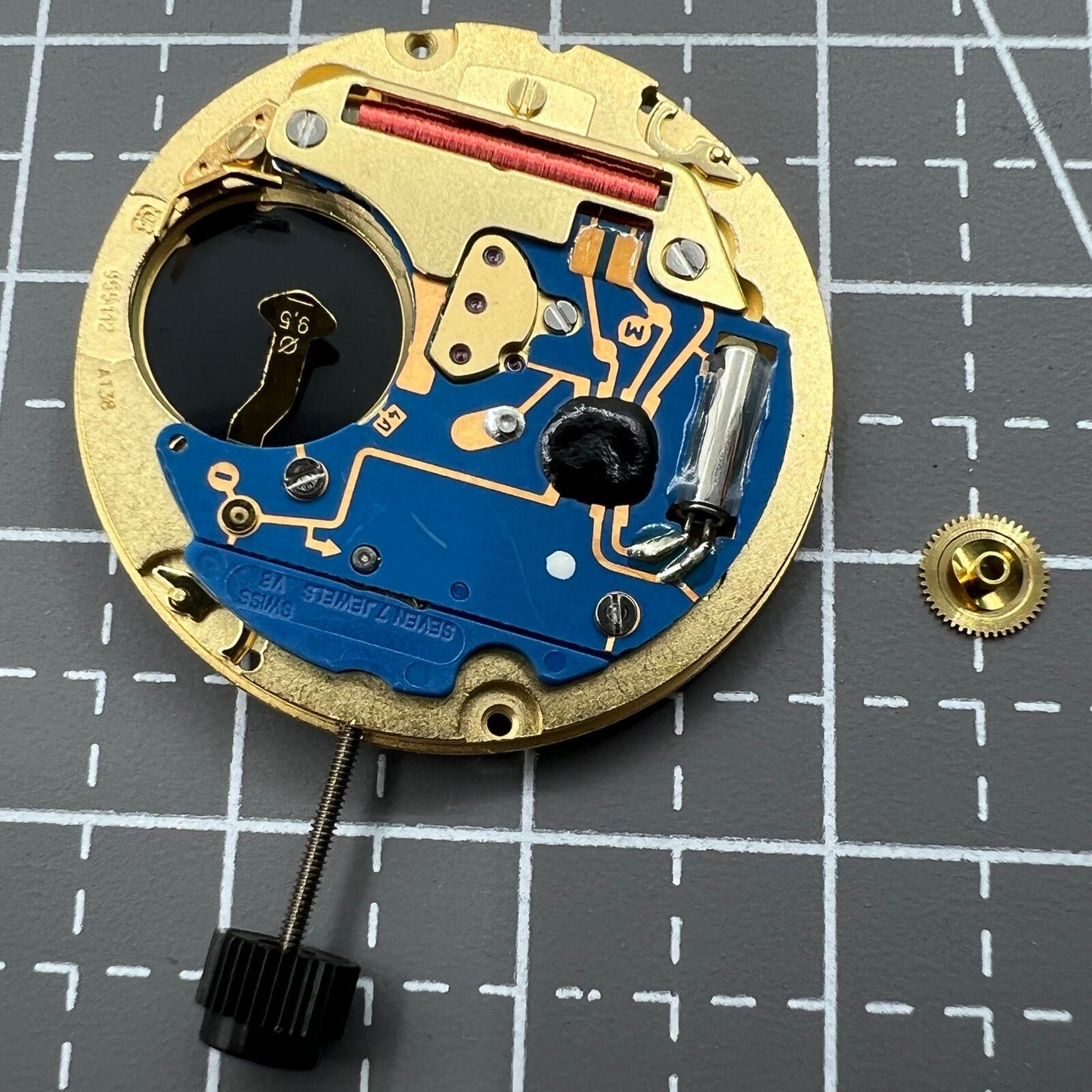 Swiss ETA 955.112 quartz watch movement with 3 hands and date display at 3 o?clock for precise timekeeping.