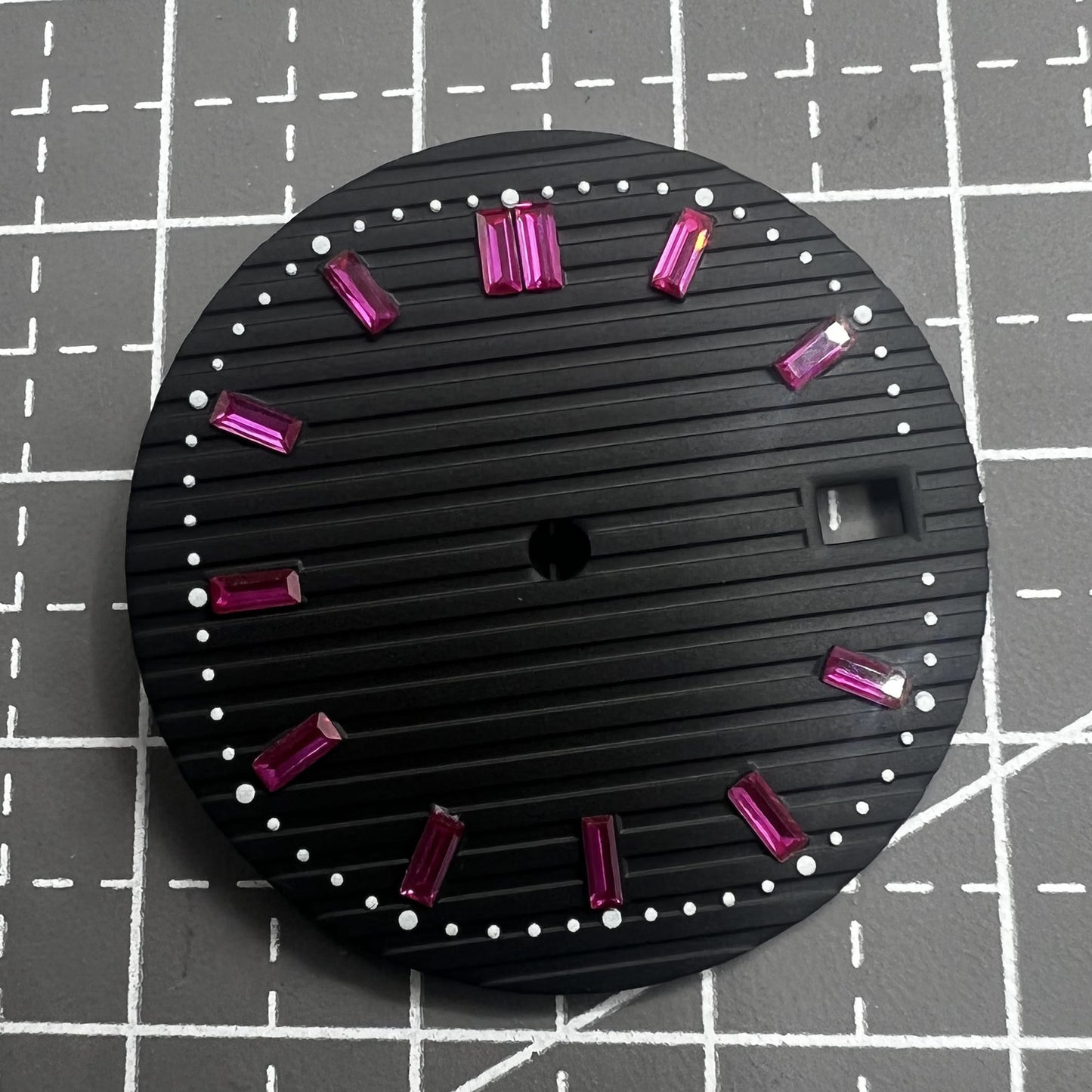 Schwarzes Zifferblatt mit pinkem Achahmer Edelstein f�r Seiko H35 Uhrwerk, 29.8mm Durchmesser